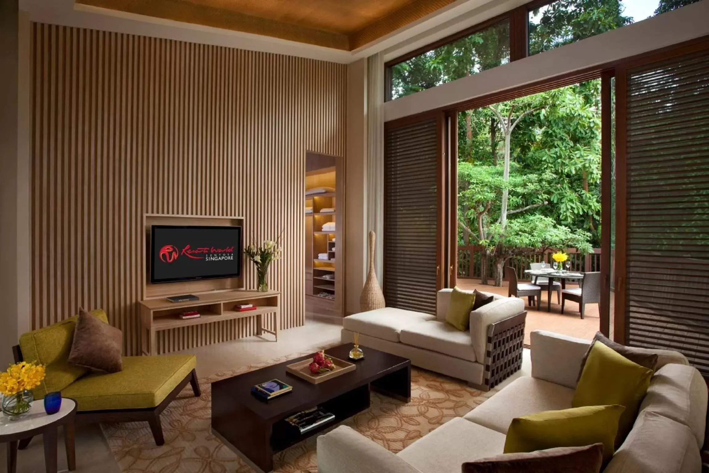 Living room, Lounge/Bar in Resorts World Sentosa - Equarius Villas