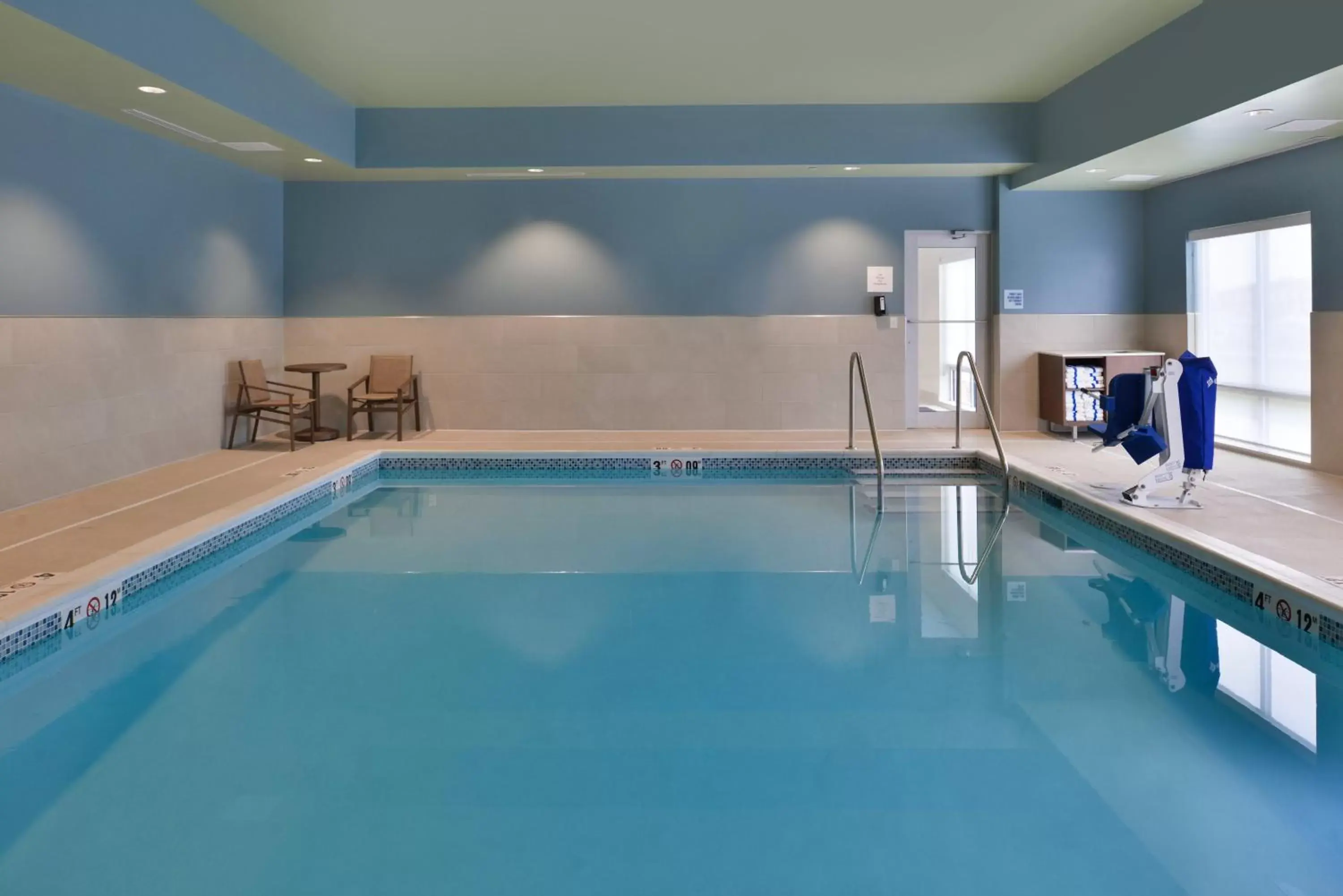 Swimming pool in Holiday Inn Express & Suites - Marshalltown by IHG Swimming pool in Holiday Inn Express & Suites - Marshalltown by IHG