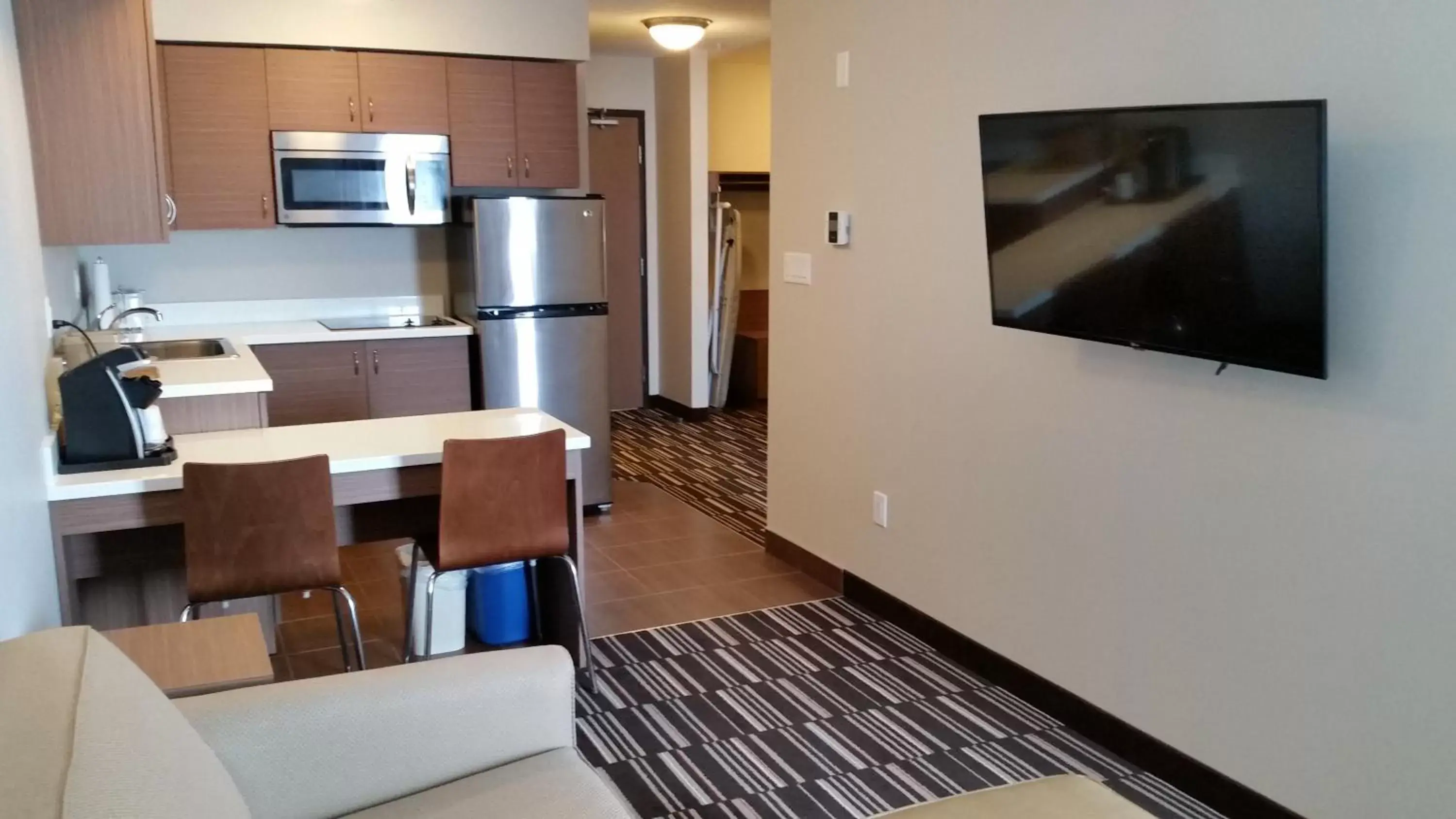 Photo of the whole room, Kitchen/Kitchenette in Microtel Inn & Suites by Wyndham Bonnyville