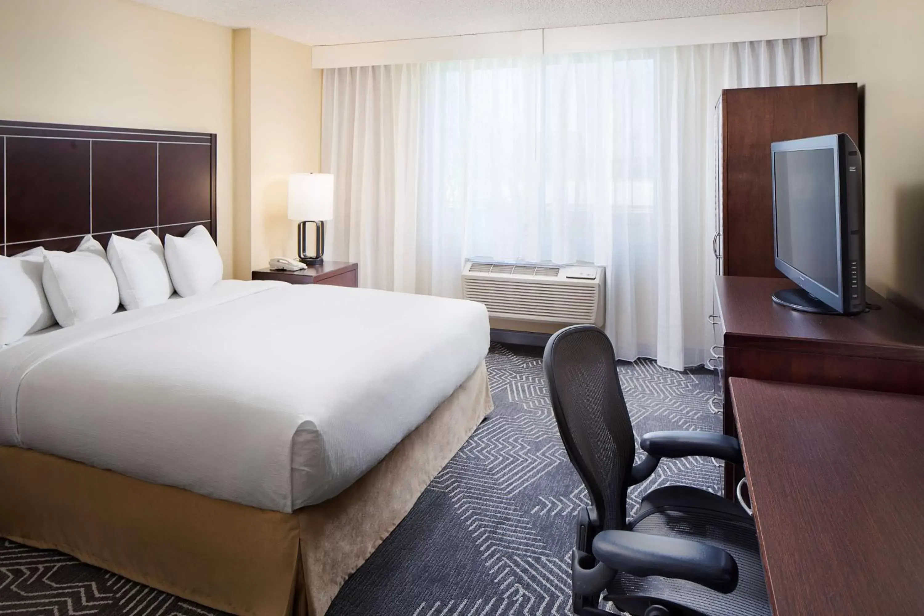 Bedroom, Bed in DoubleTree by Hilton Los Angeles/Commerce