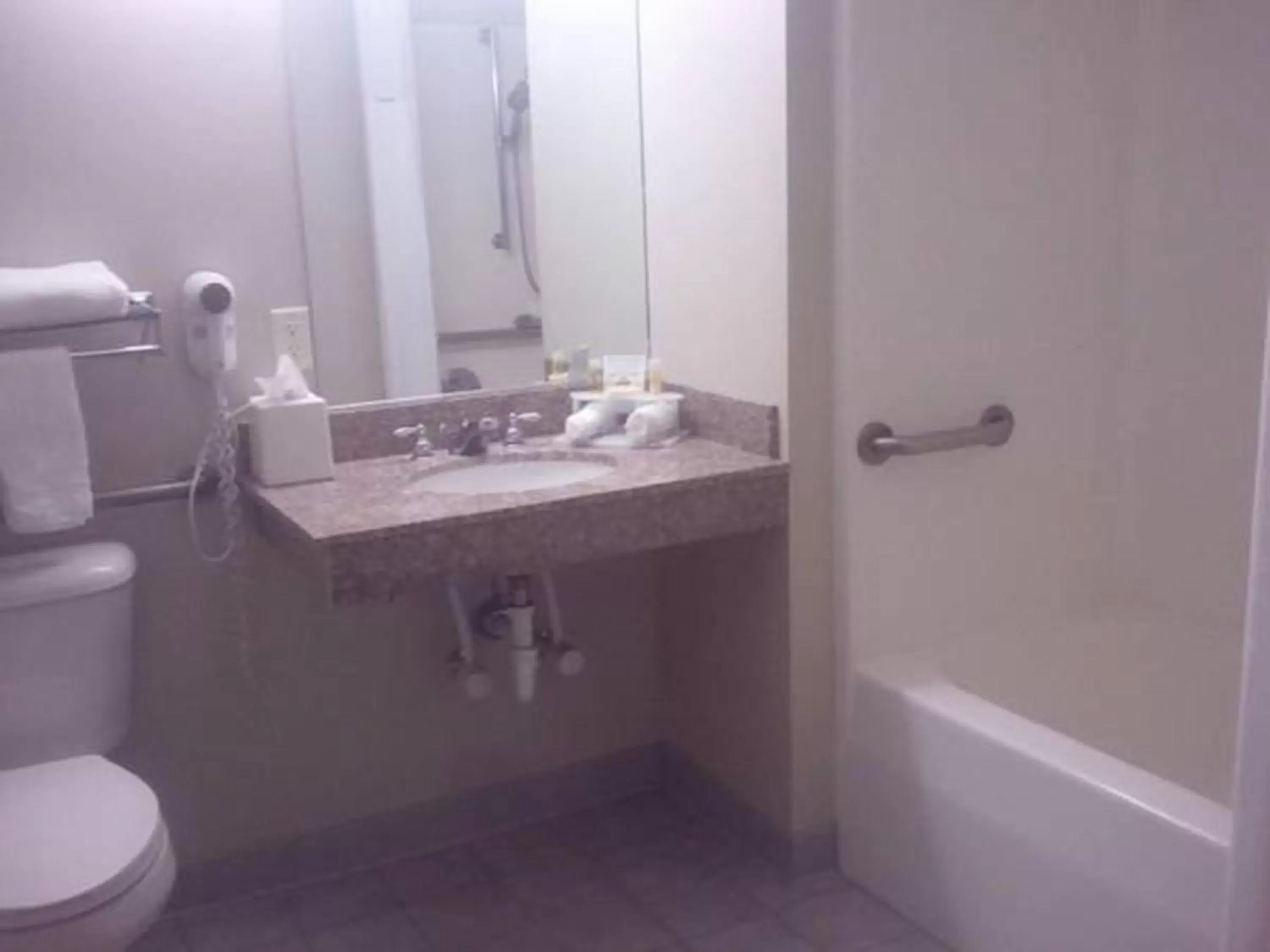 Bathroom in Quality Inn & Suites Schoharie near Howe Caverns
