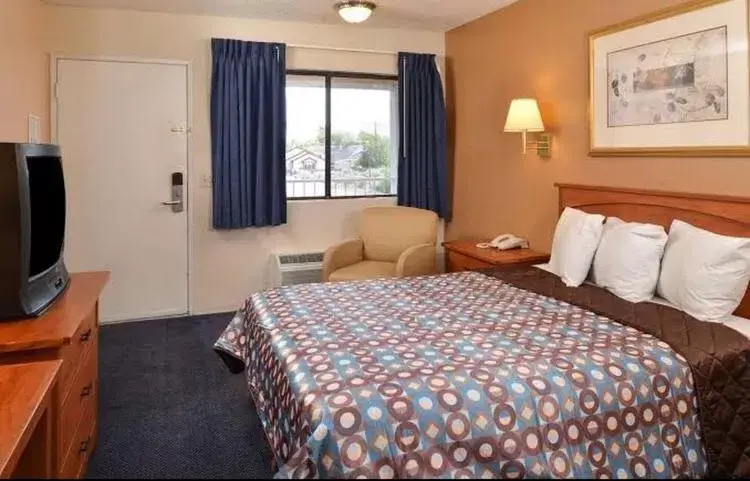 Bed in Americas Best Value Inn - Carson City