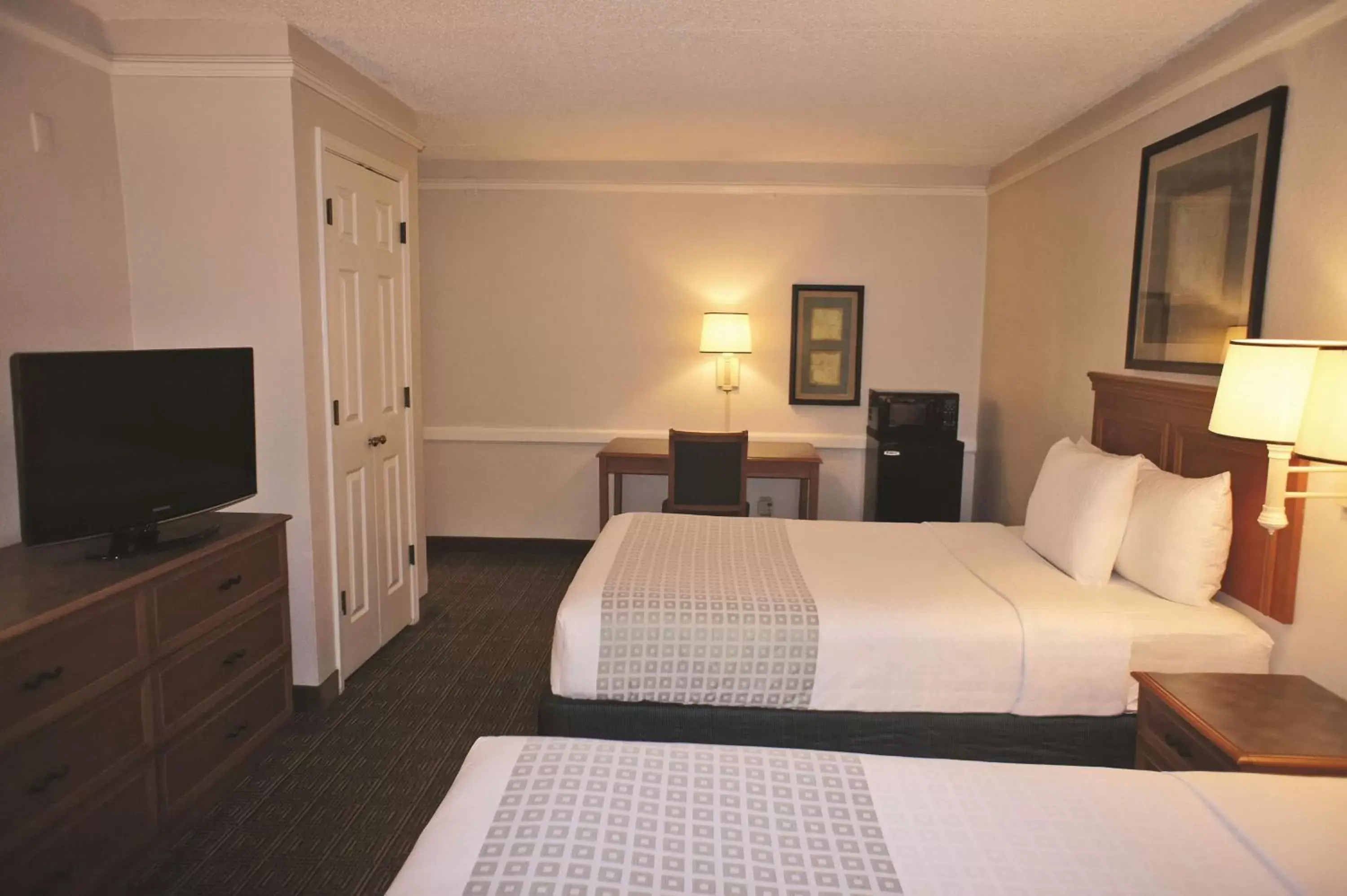 Photo of the whole room, Bed in La Quinta Inn by Wyndham Tallahassee North