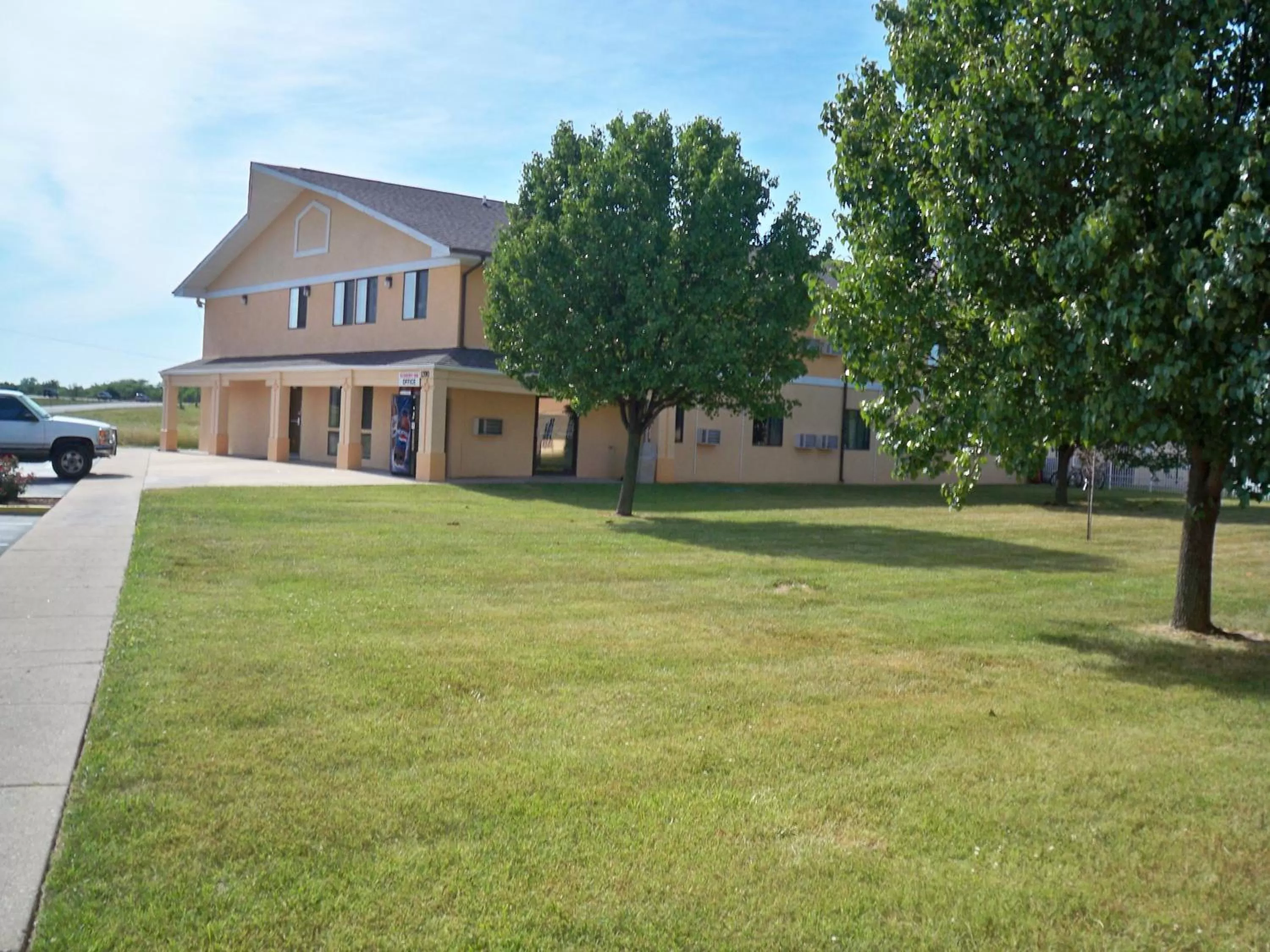 Facade/entrance in Economy Inn Wentzville