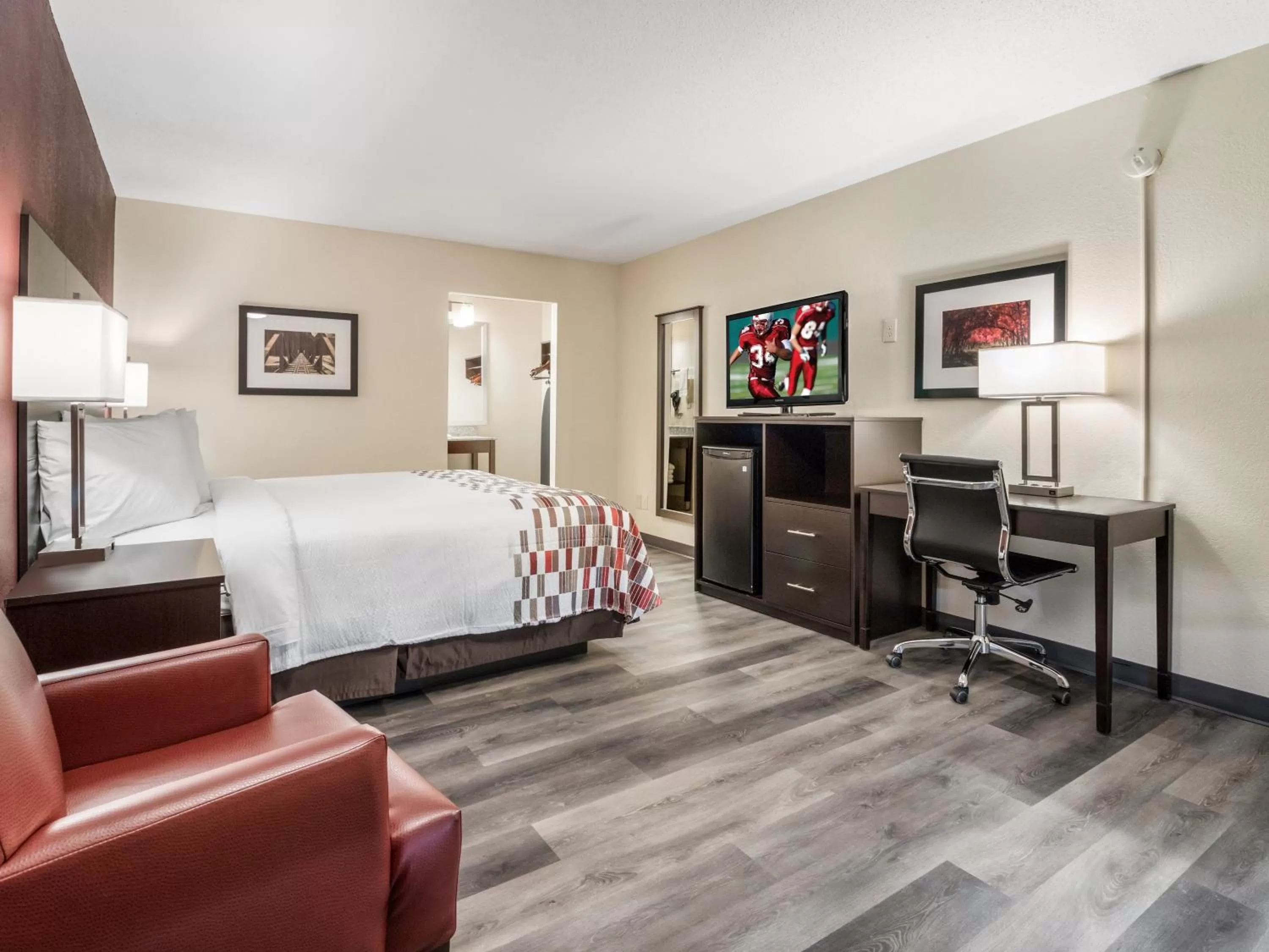 Photo of the whole room, Bed in Red Roof Inn Dandridge