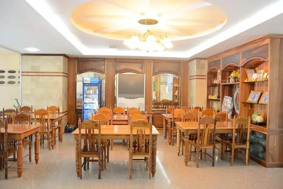 Restaurant/Places to Eat in Submukda Phoomplace Hotel