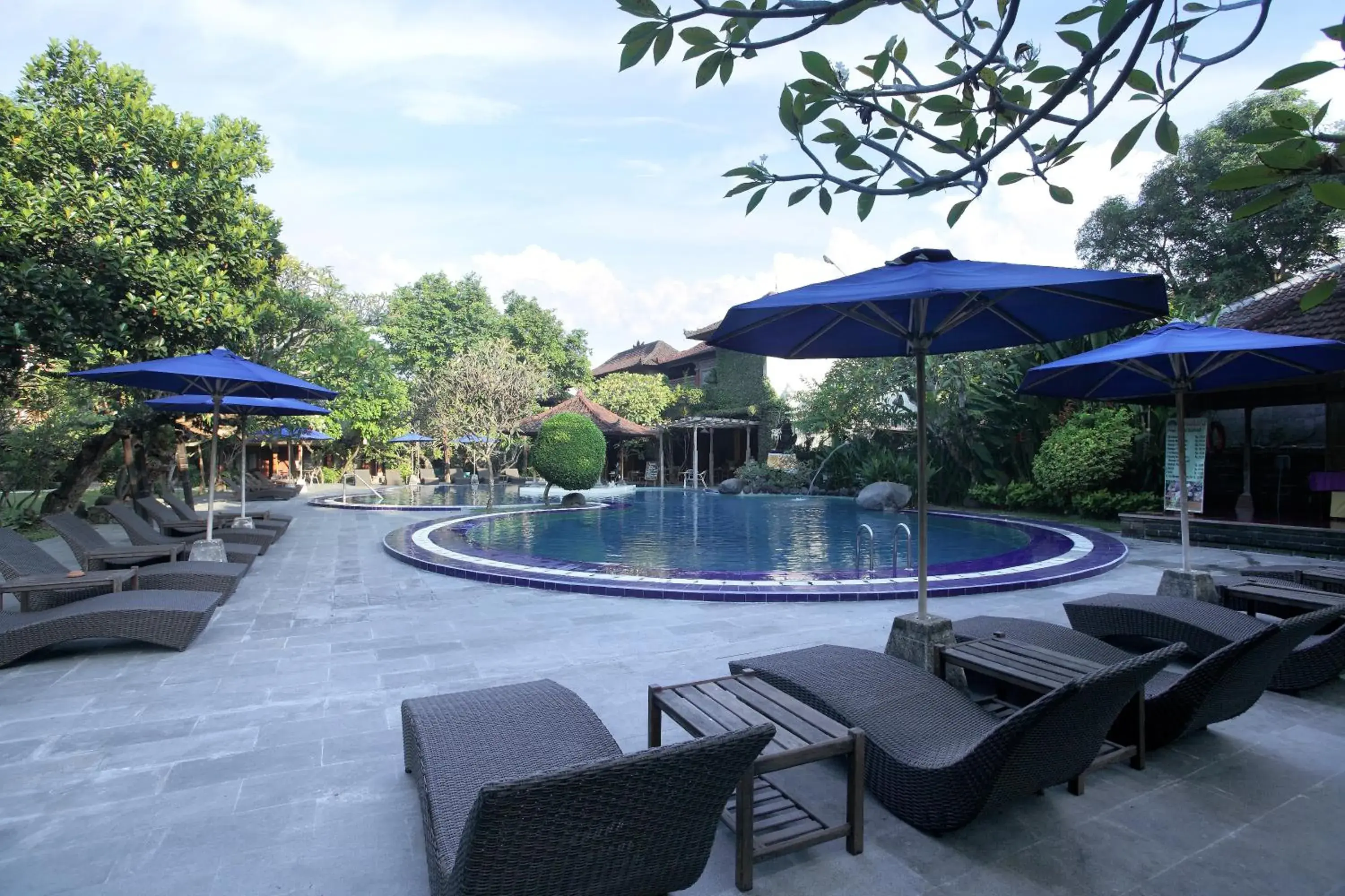 Swimming pool in Matahari Bungalow Hotel