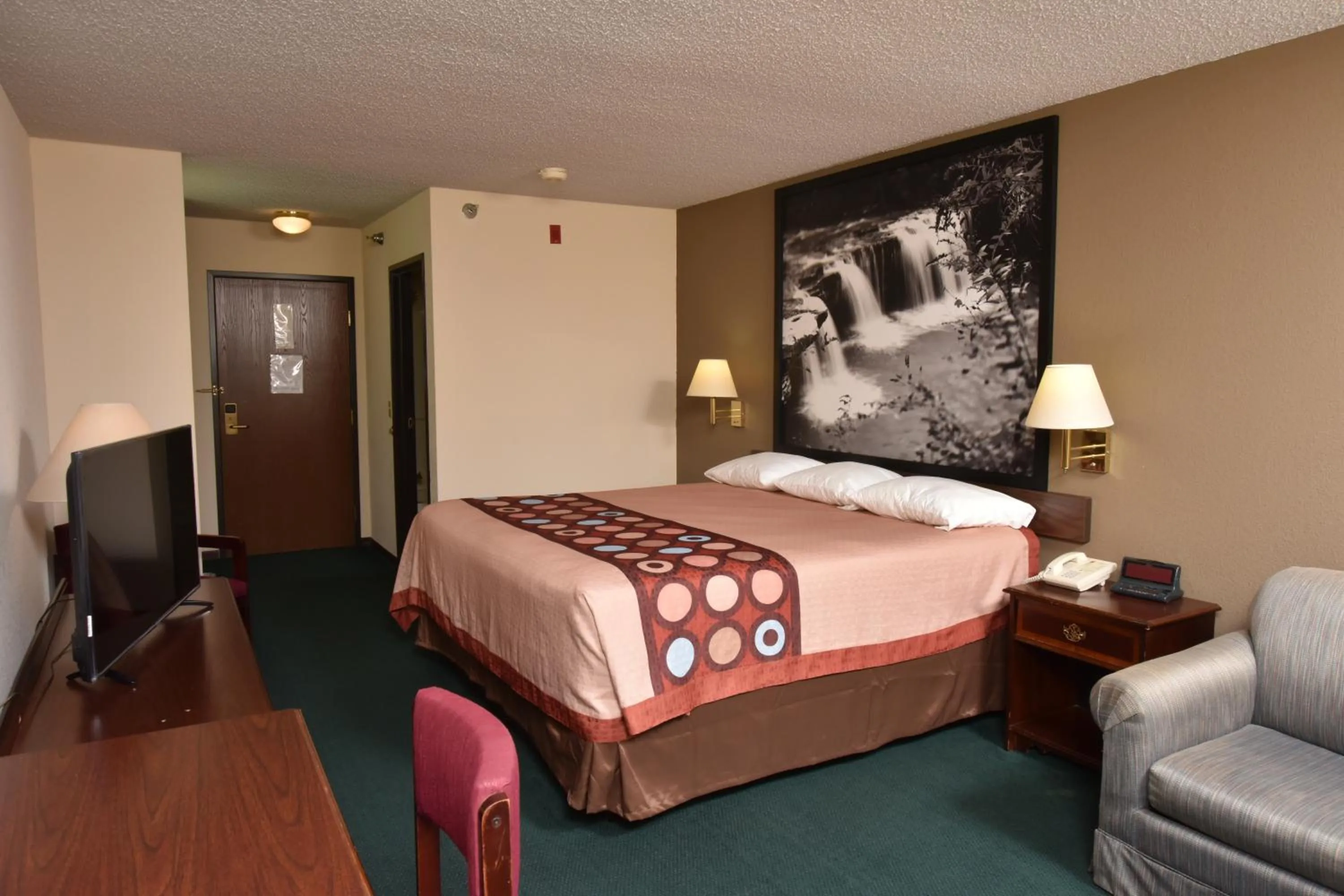 Photo of the whole room in Super 8 by Wyndham Springfield-Battlefield