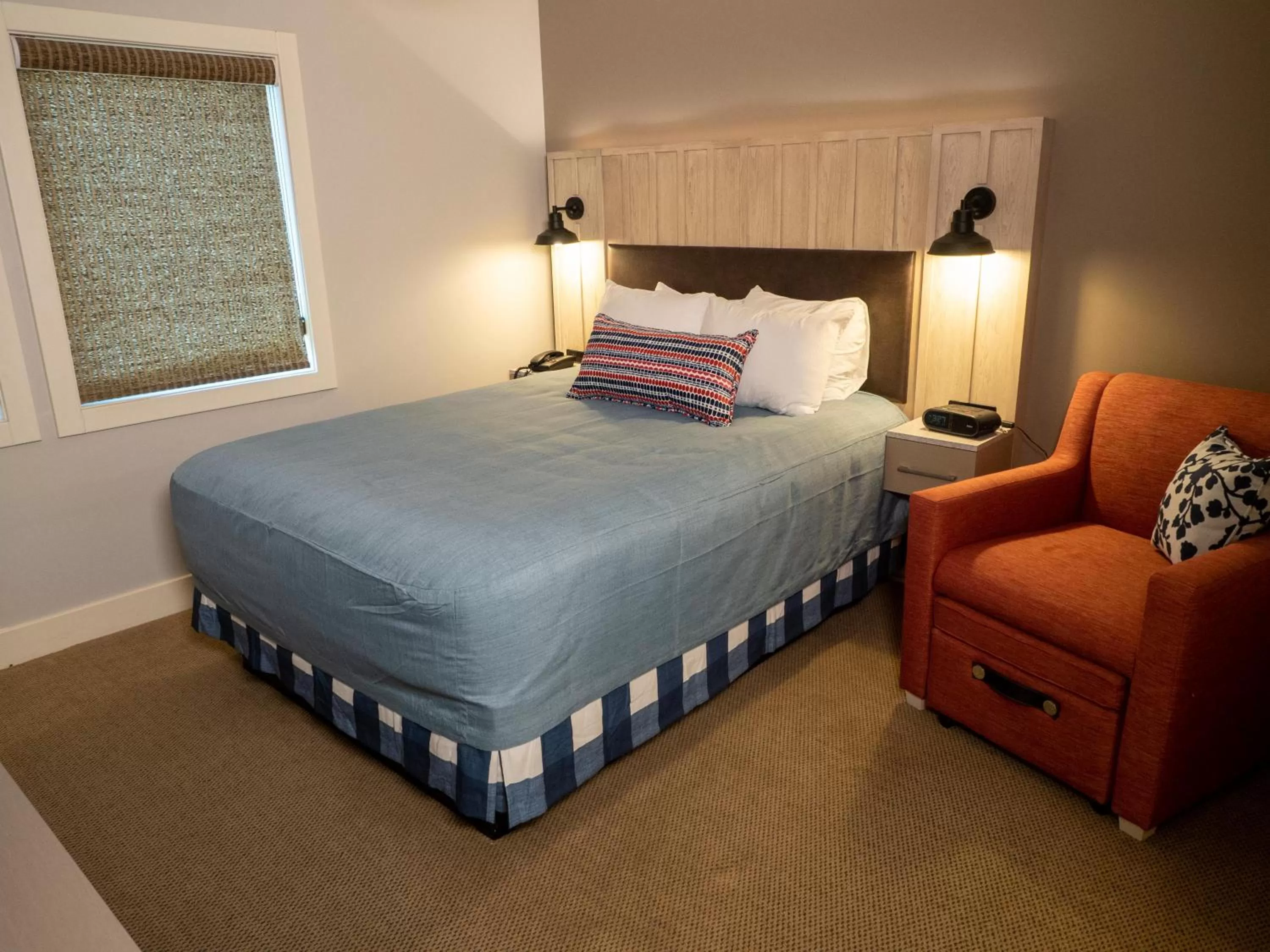 Seating area, Bed in Larsmont Cottages