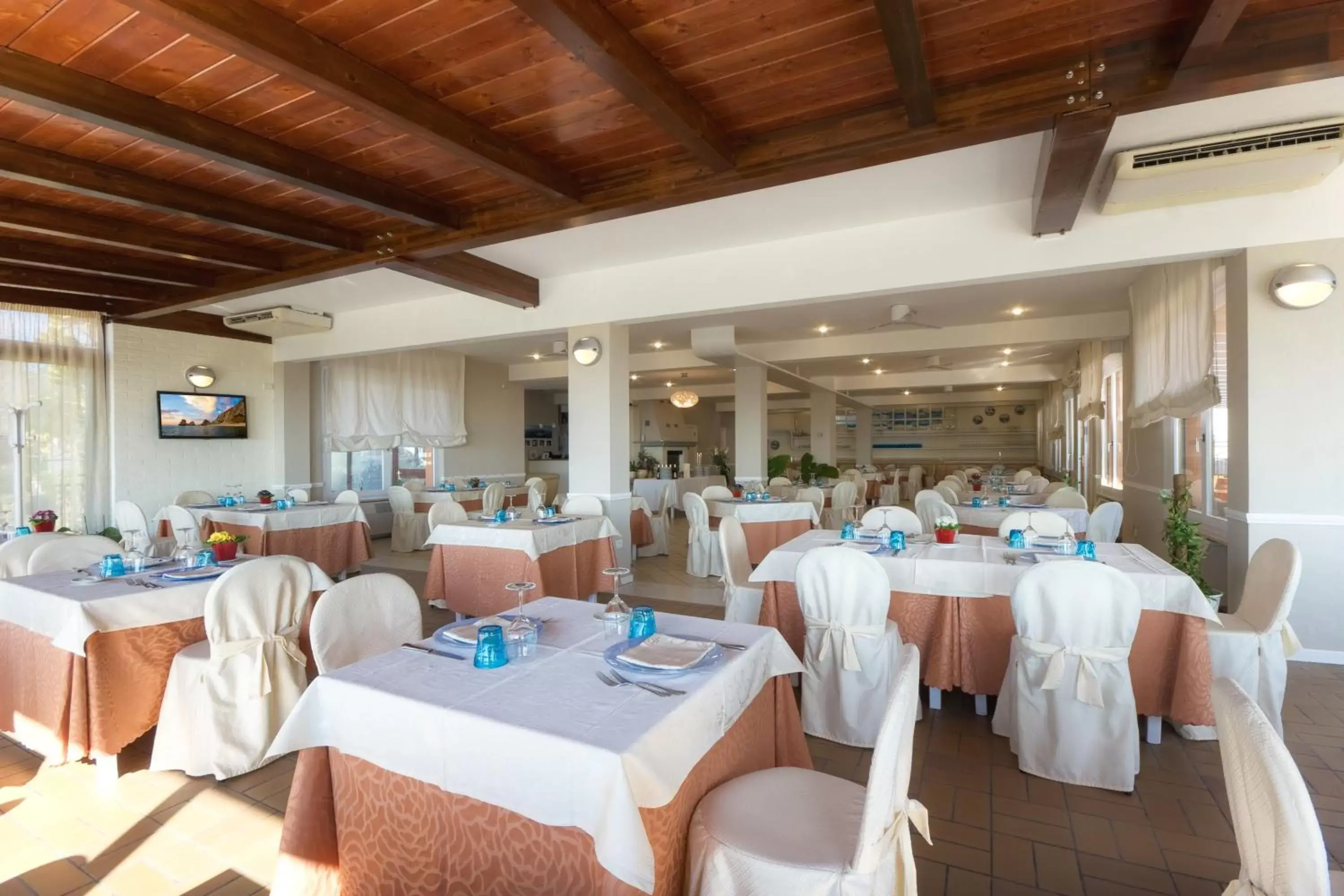 Banquet/Function facilities, Restaurant/Places to Eat in Hotel Le Cave