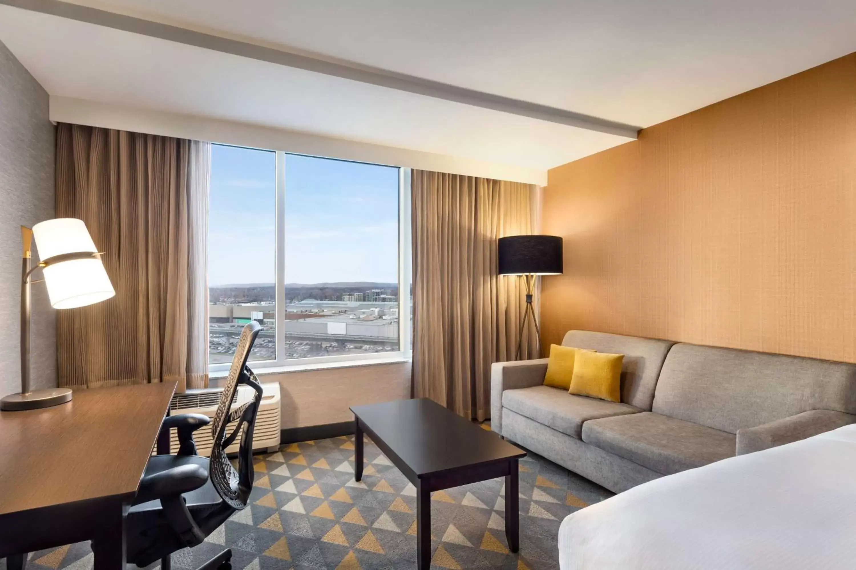 Bedroom, Seating Area in Doubletree By Hilton Pointe Claire Montreal Airport West