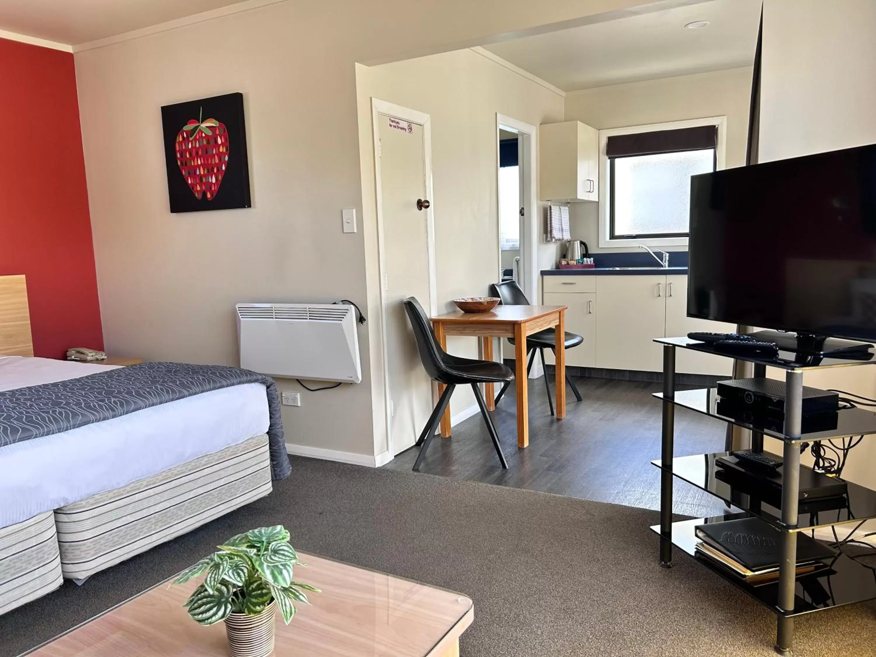 Bedroom, TV/Entertainment Center in Arcadia Motel