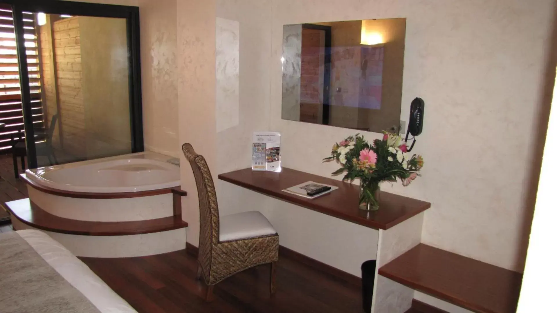 Seating area, Bathroom in Ile du Gua Suites