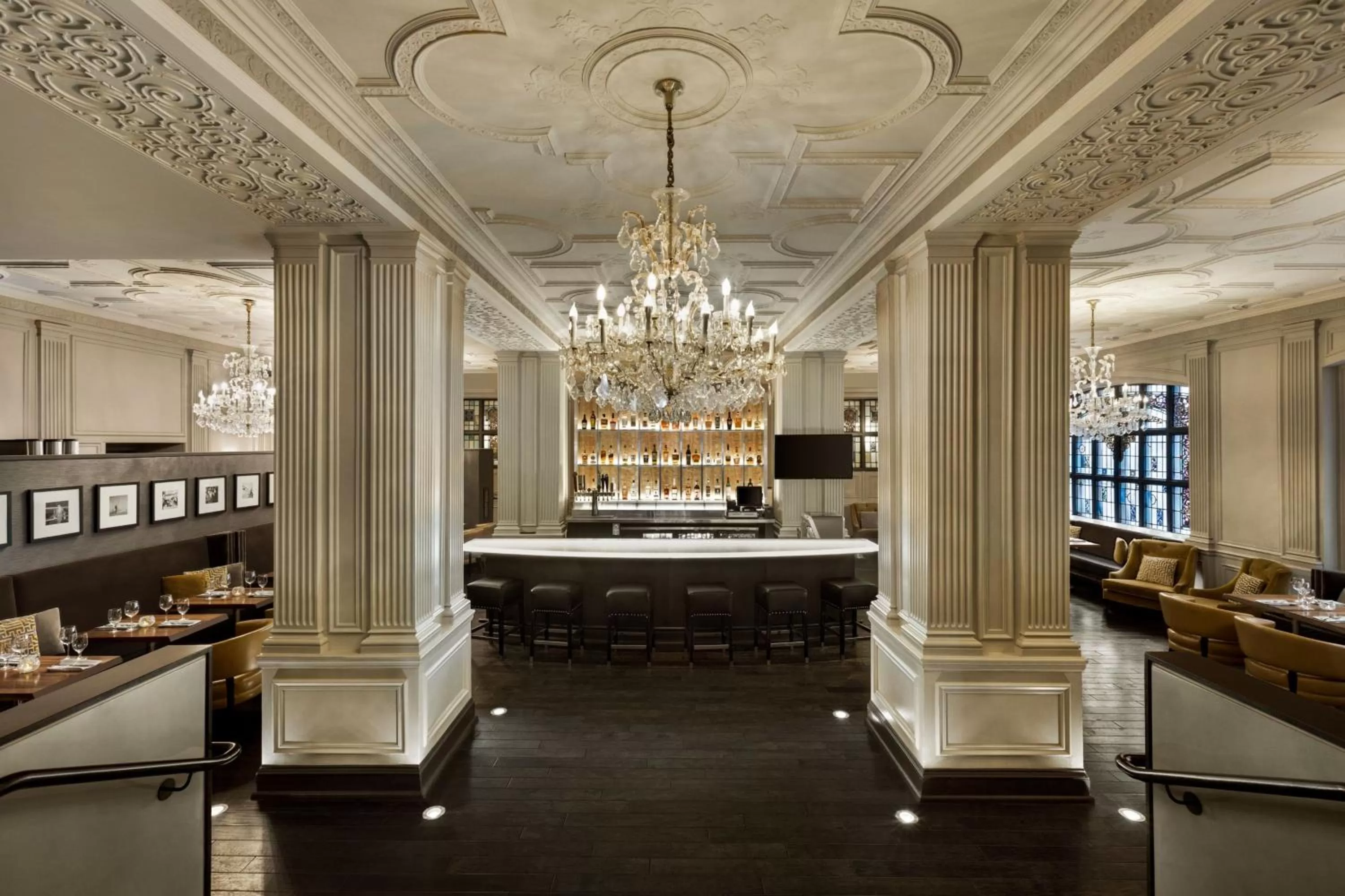 Lounge or bar in Magnolia Hotel St. Louis, a Tribute Portfolio Hotel