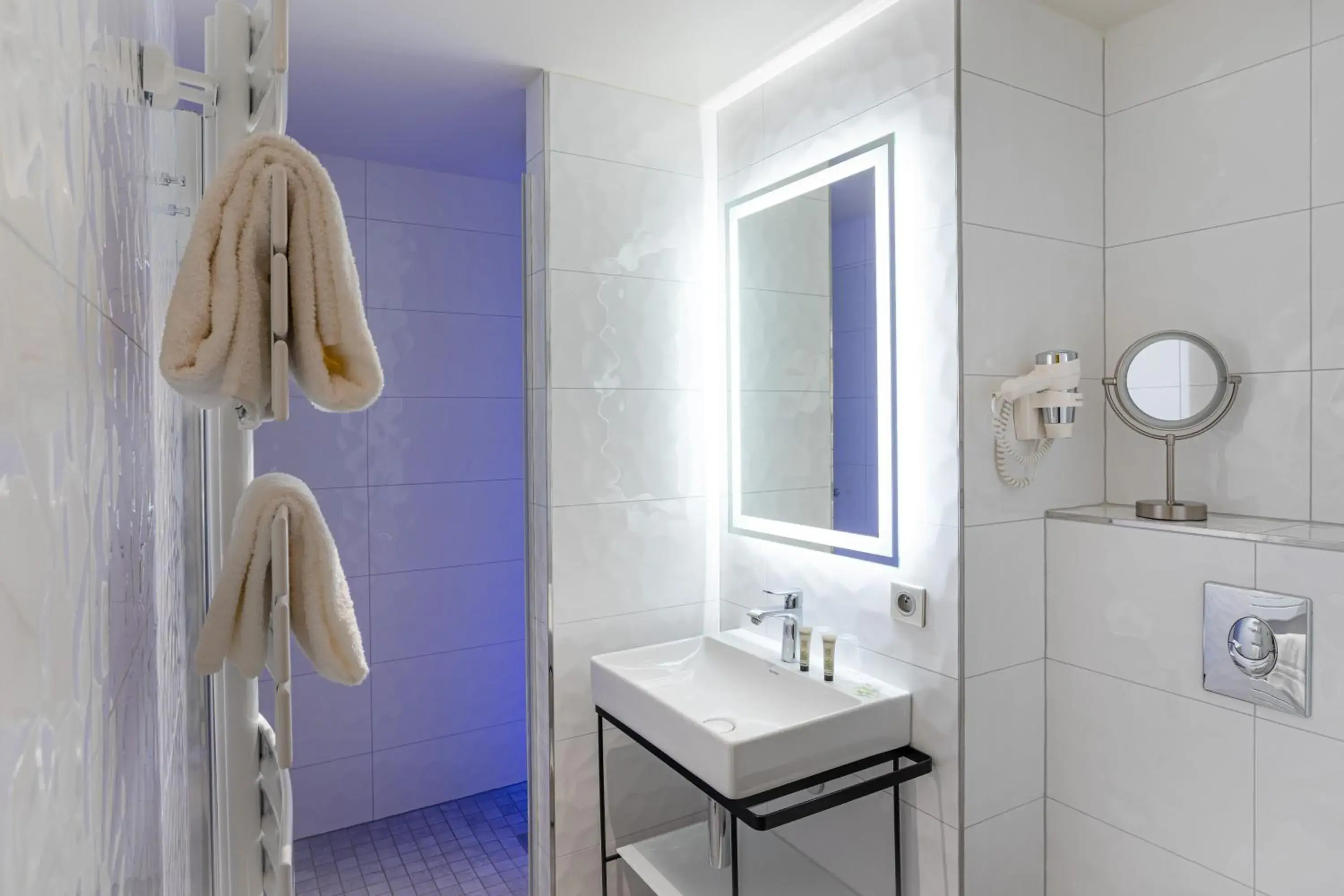 Shower, Bathroom in Europe Haguenau – Hotel & Spa