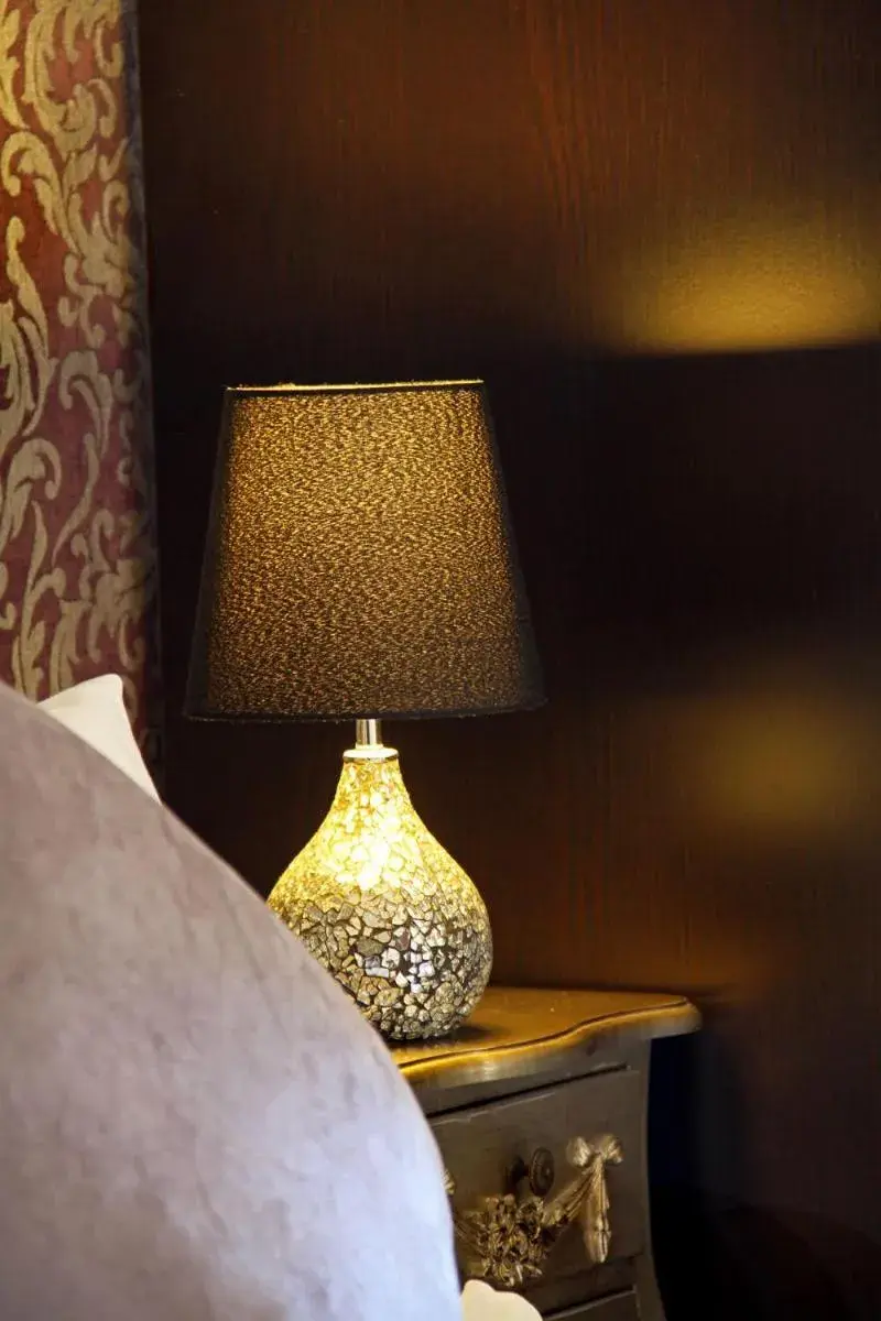 Decorative detail, Bed in The Horseshoe Inn