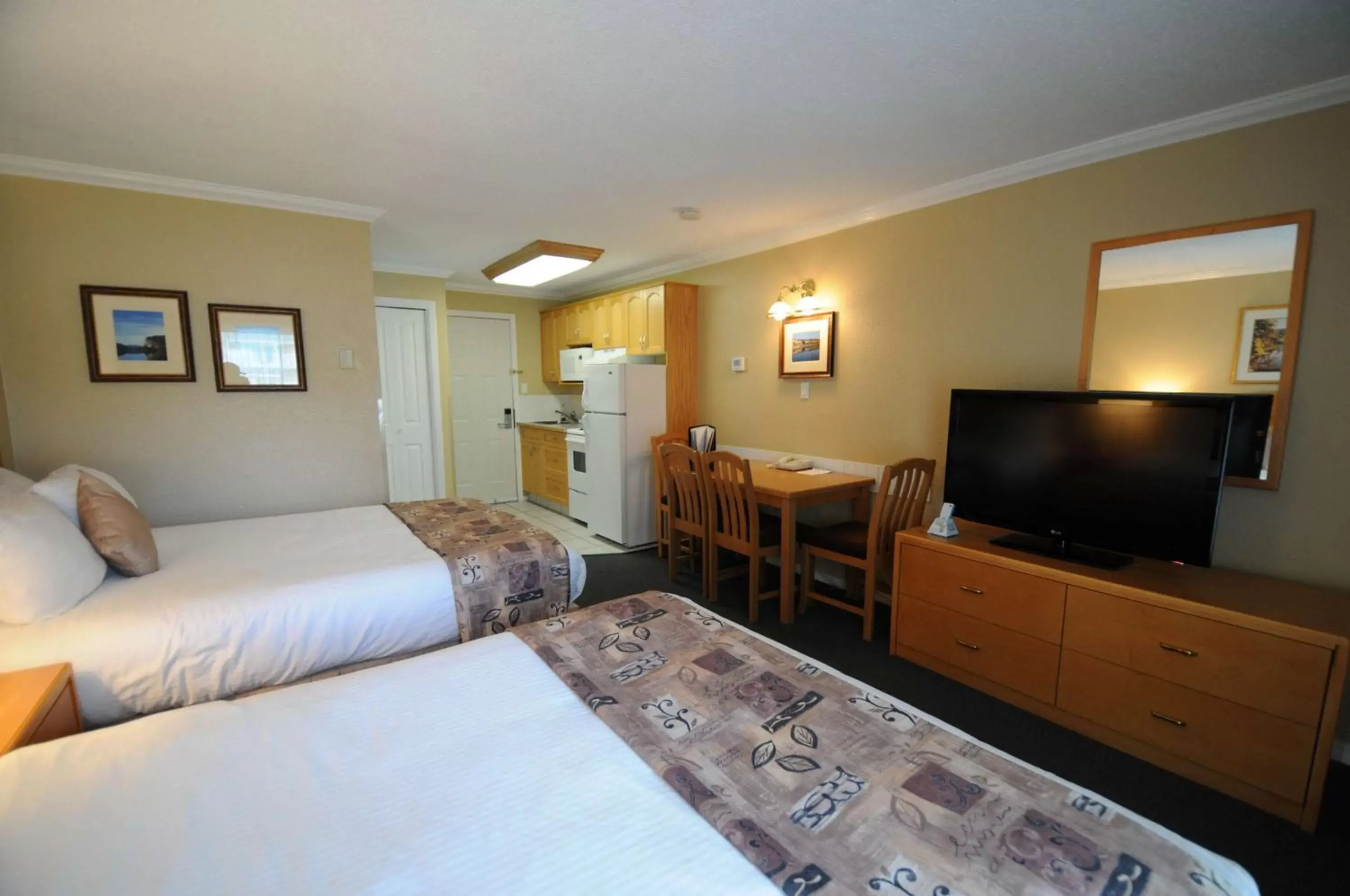 Photo of the whole room, TV/Entertainment Center in Best Western Inn at Penticton