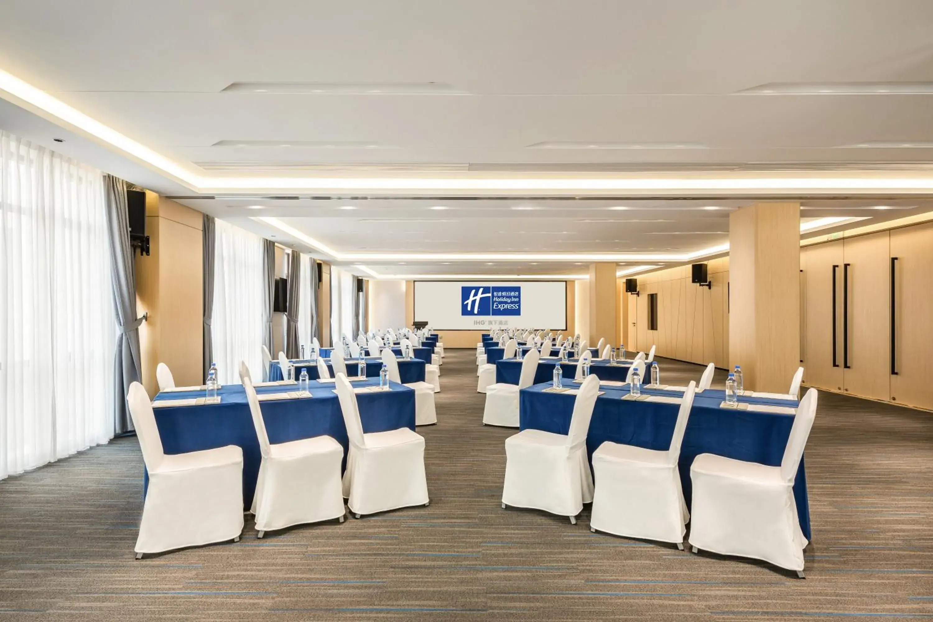 Meeting/conference room in Holiday Inn Express Jinjiang Anhai, an IHG Hotel