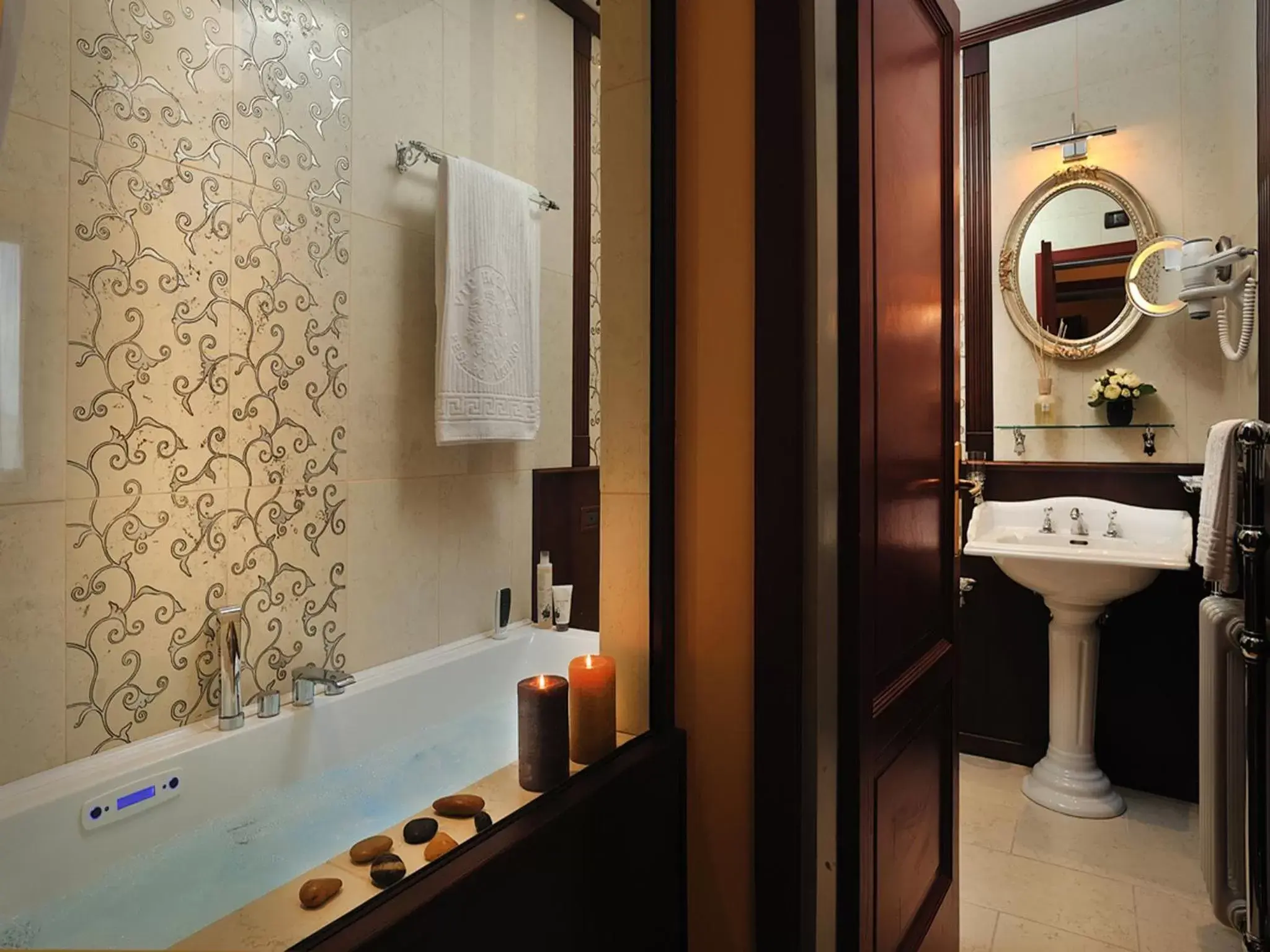 Hot Tub, Bathroom in Hotel Bonconte