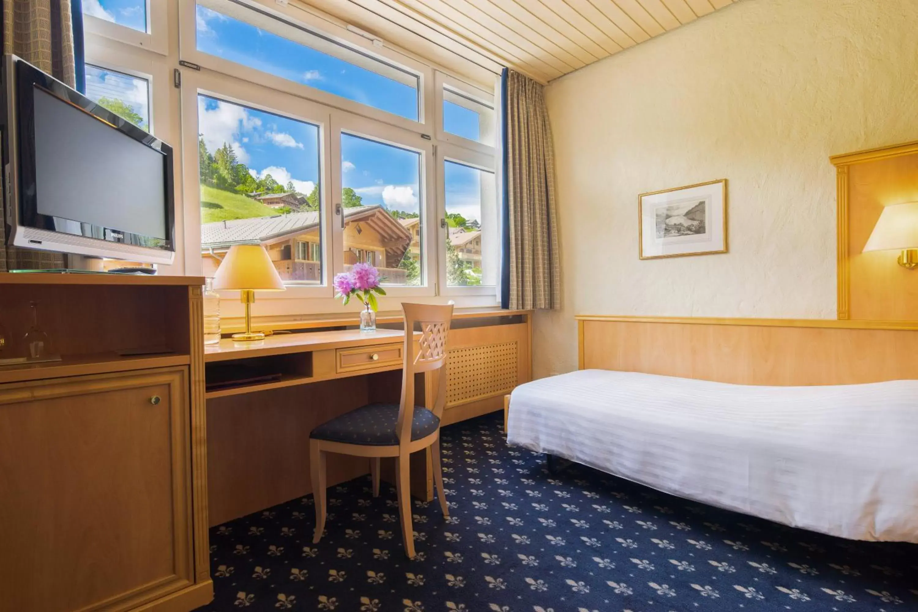 Photo of the whole room, Bed in Hotel Kreuz&Post**** Grindelwald