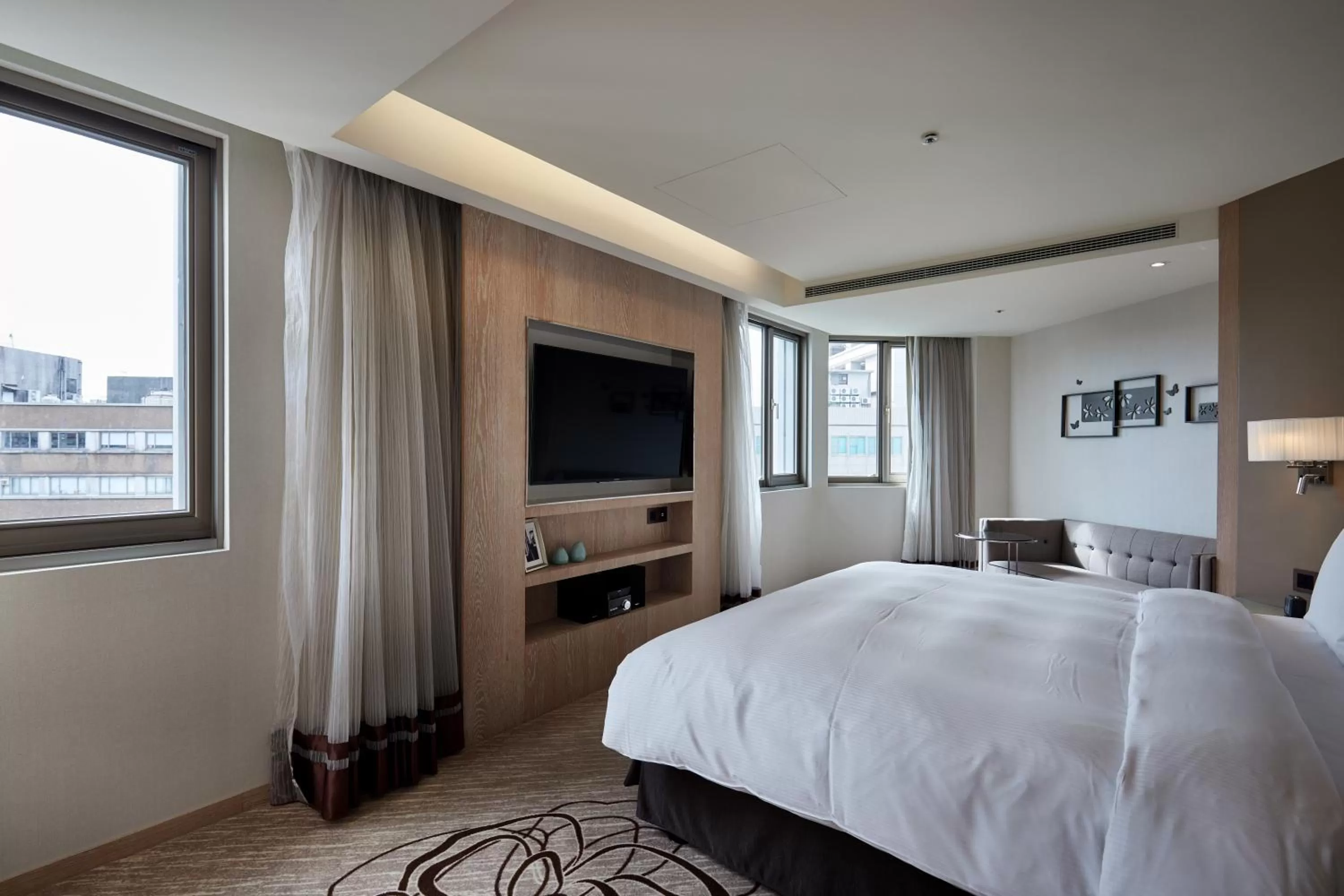 Communal lounge/ TV room, Bed in K Hotel Taipei Chang-An