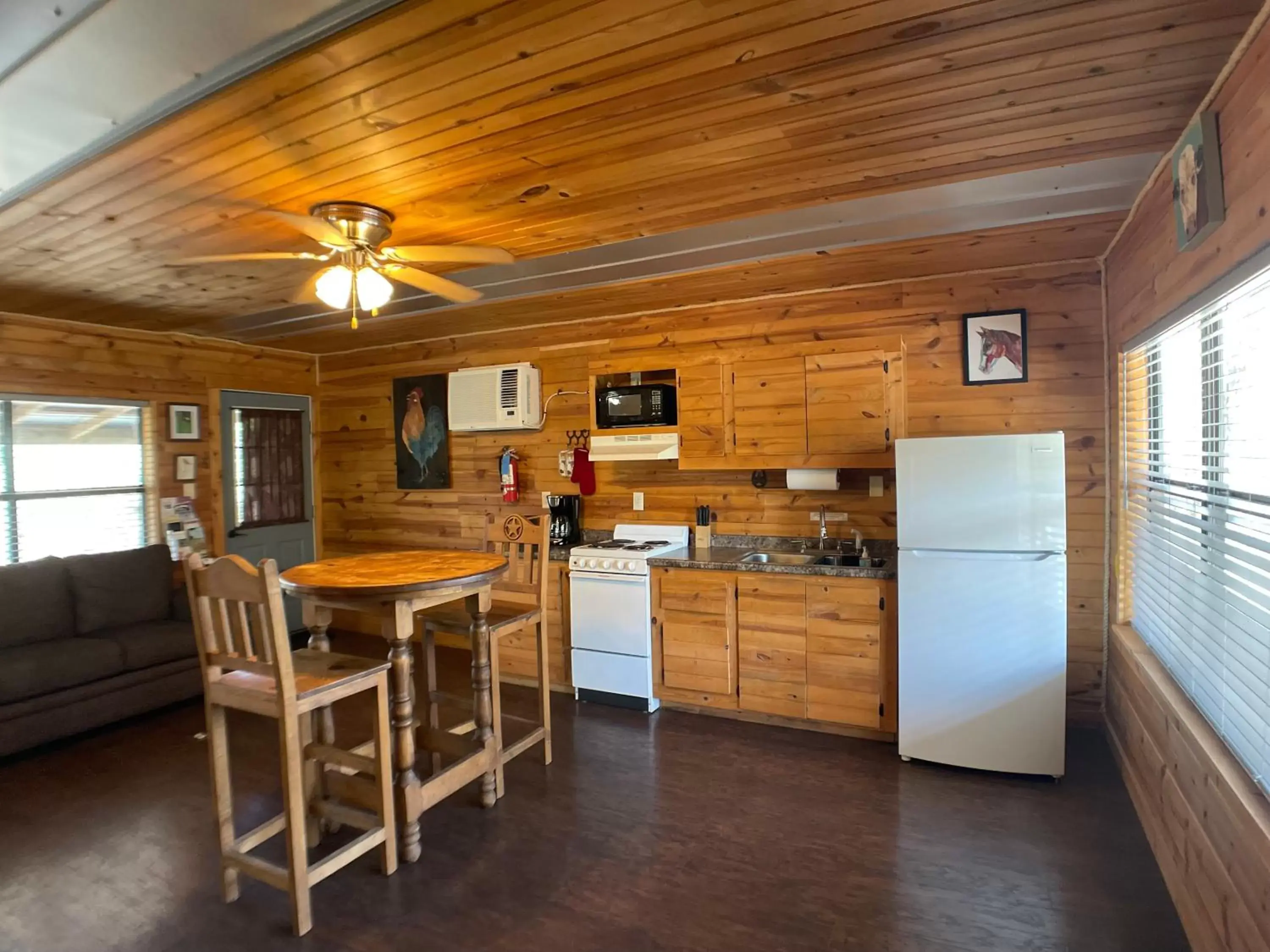 Dining area, Kitchen/Kitchenette in Walnut Canyon Cabins