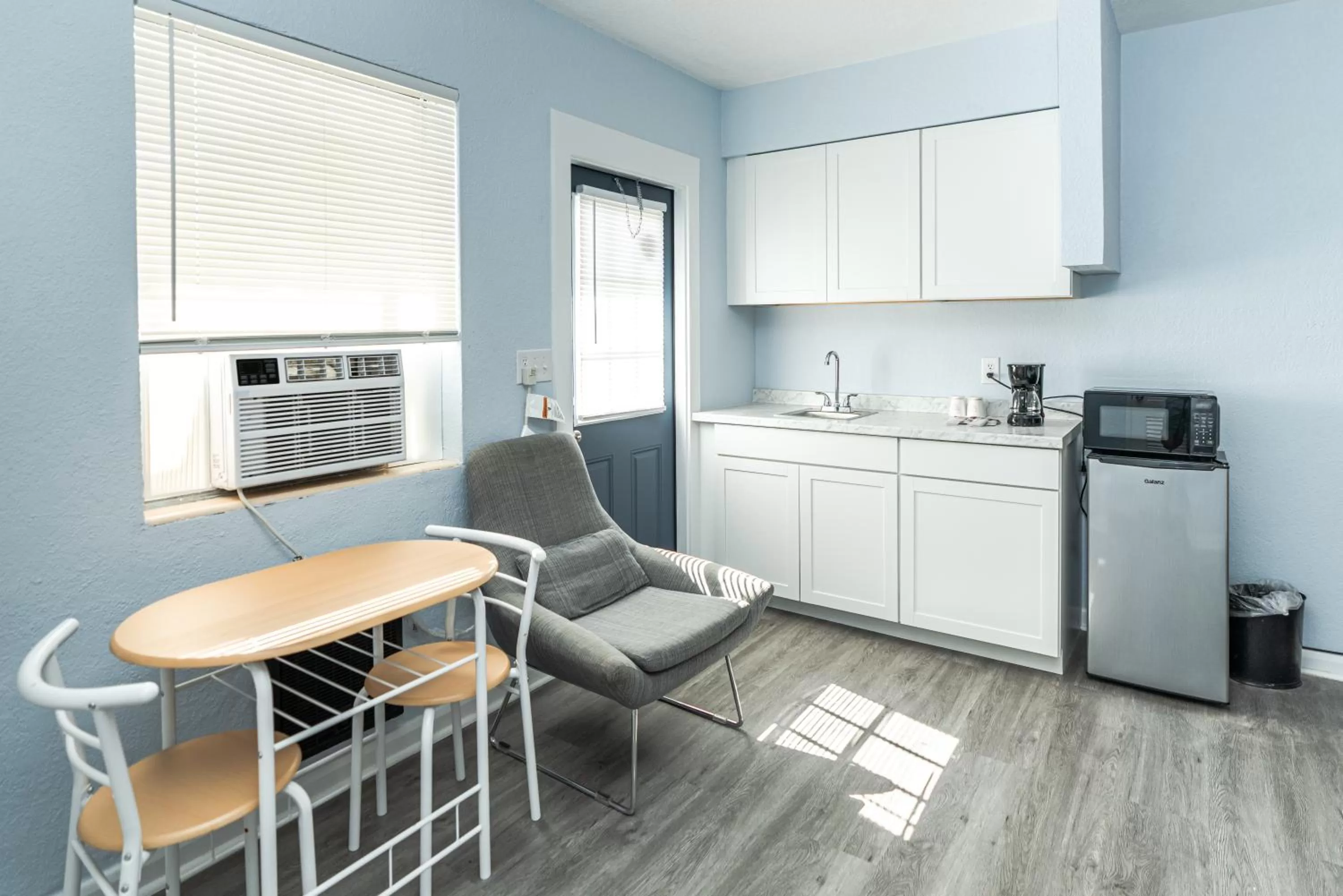 Coffee/tea facilities, Kitchen/Kitchenette in Echo Sails Motel