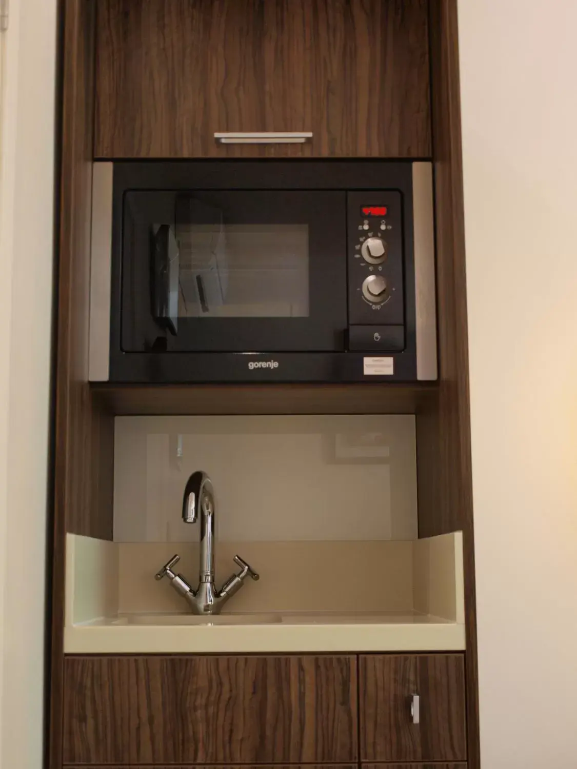 Kitchen or kitchenette, TV/Entertainment Center in Simply Rooms & Suites