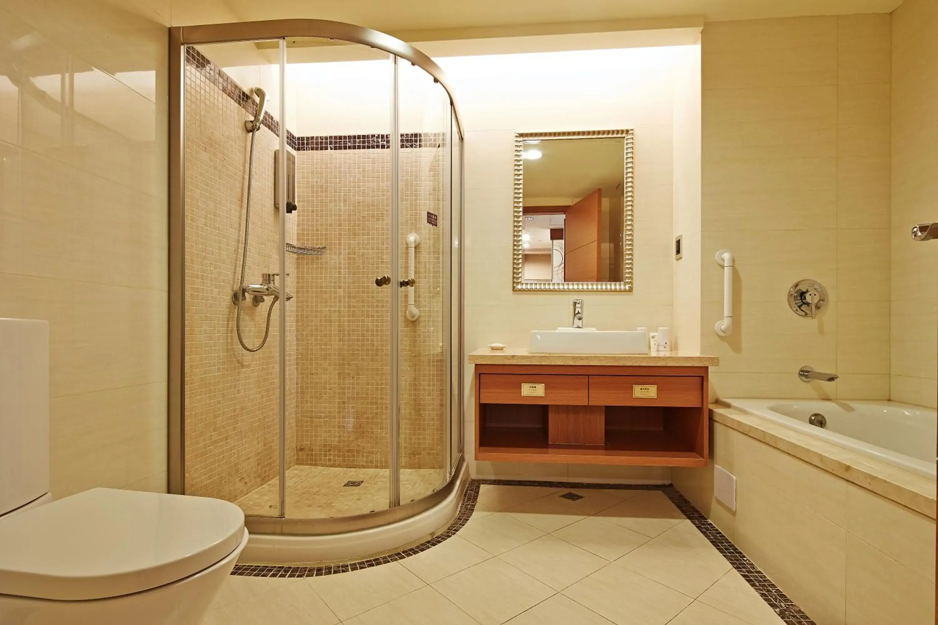 Bathroom in E-DA Skylark Hotel