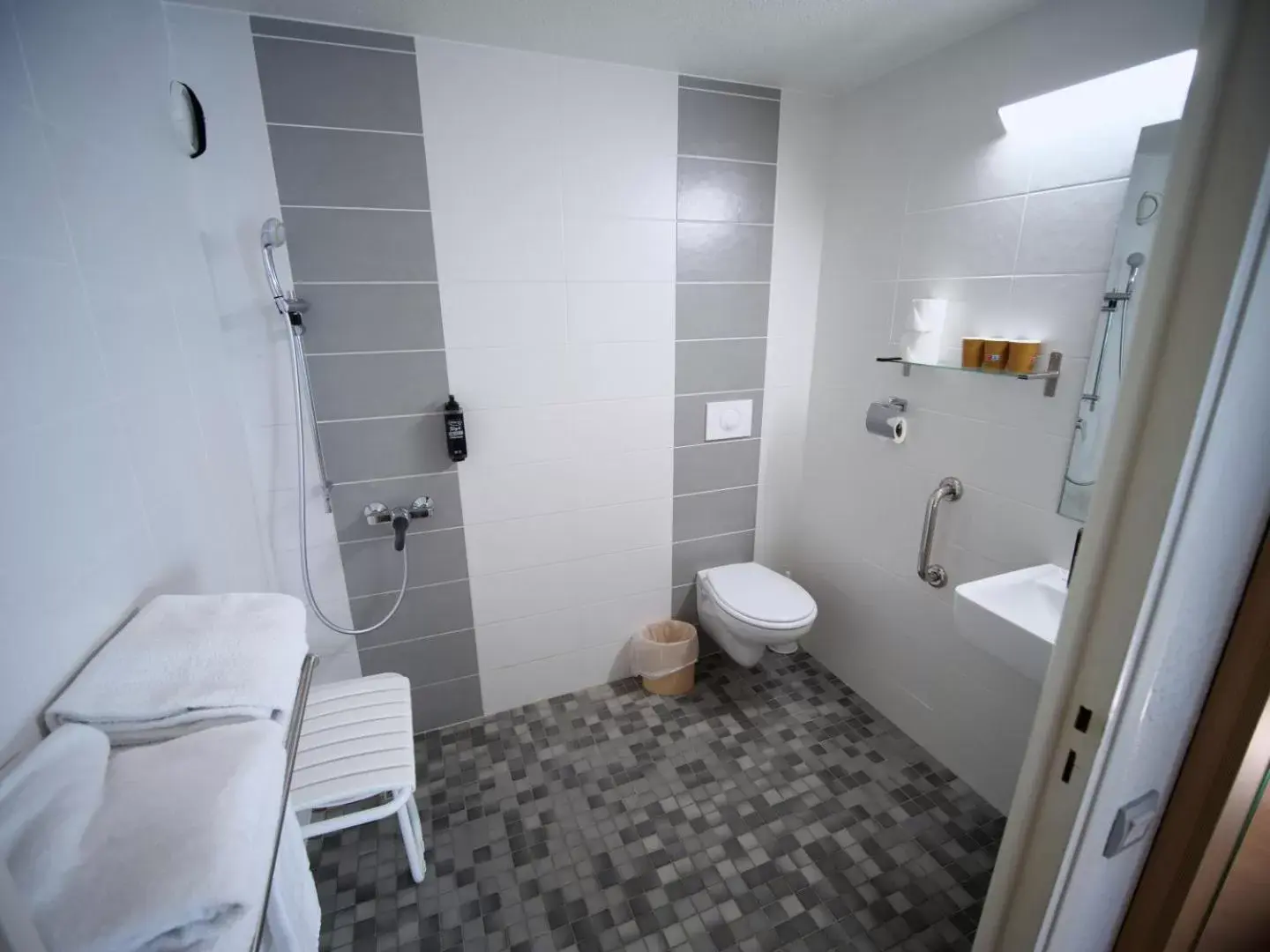 Bathroom in ibis budget Blois Centre