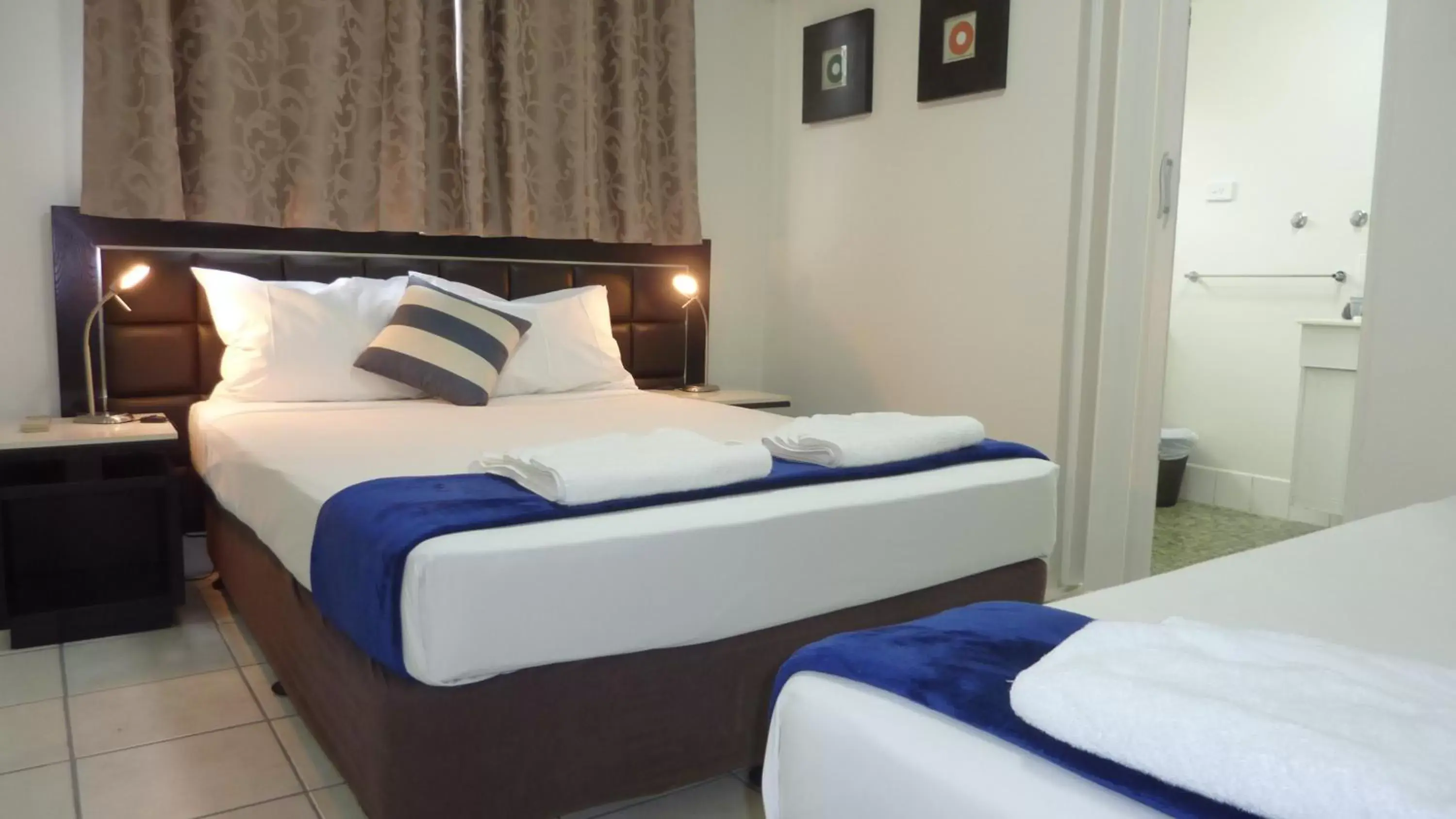 Bathroom, Bed in Jadran Motel & El Jays Holiday Lodge