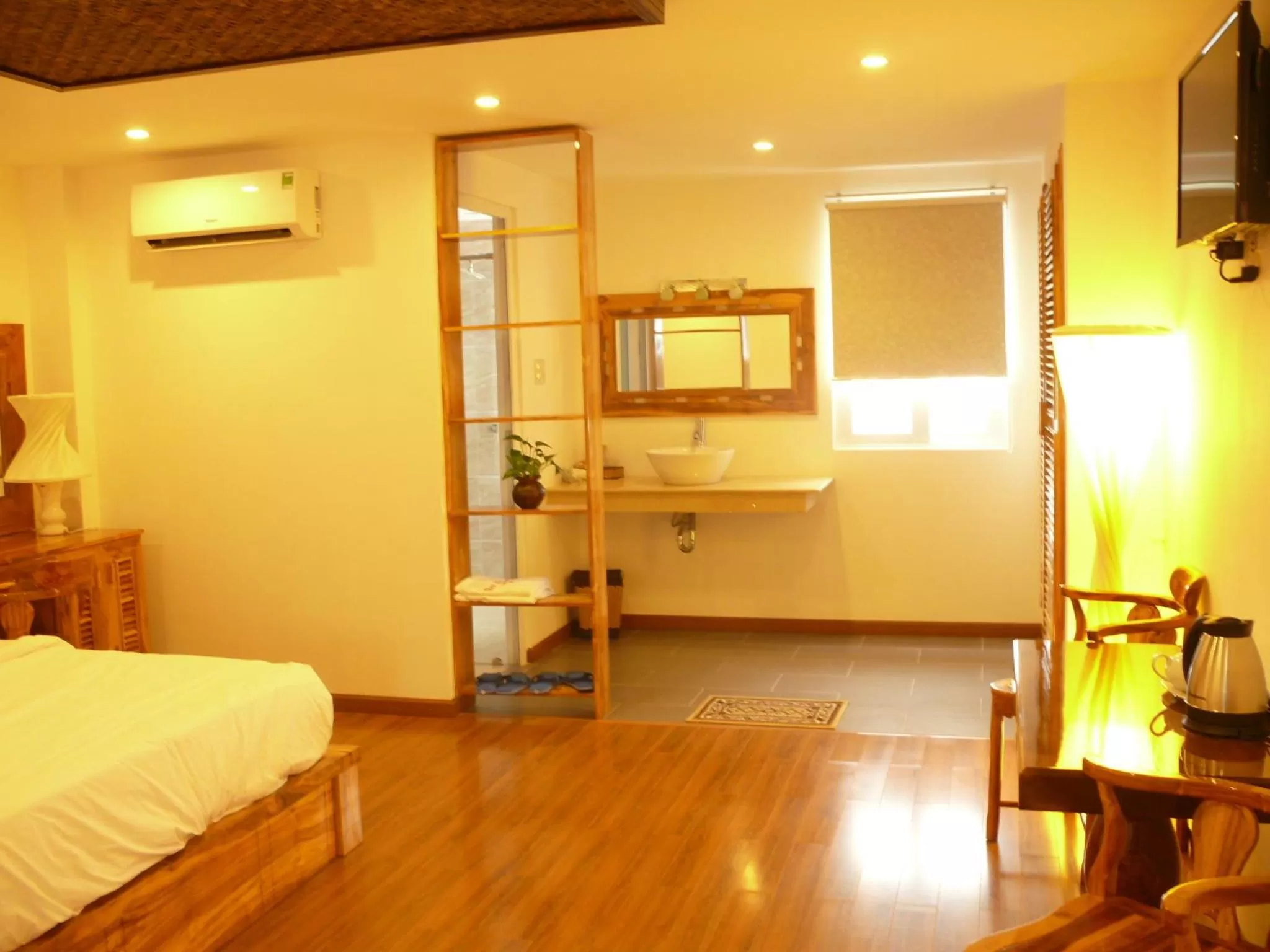 Bathroom, Bed in Rex Hotel & Apartment