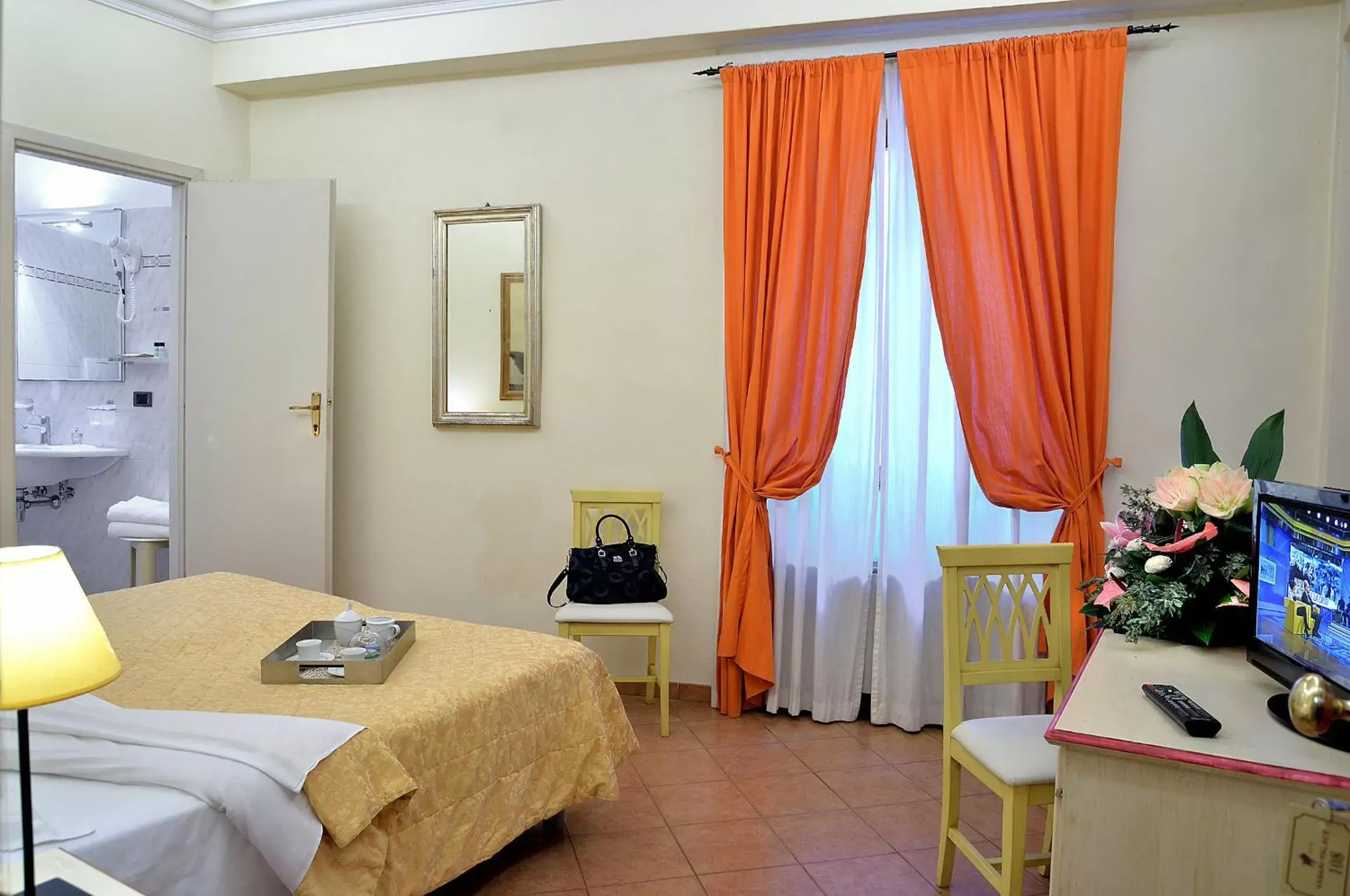 Photo of the whole room, Bed in Hotel Vasari