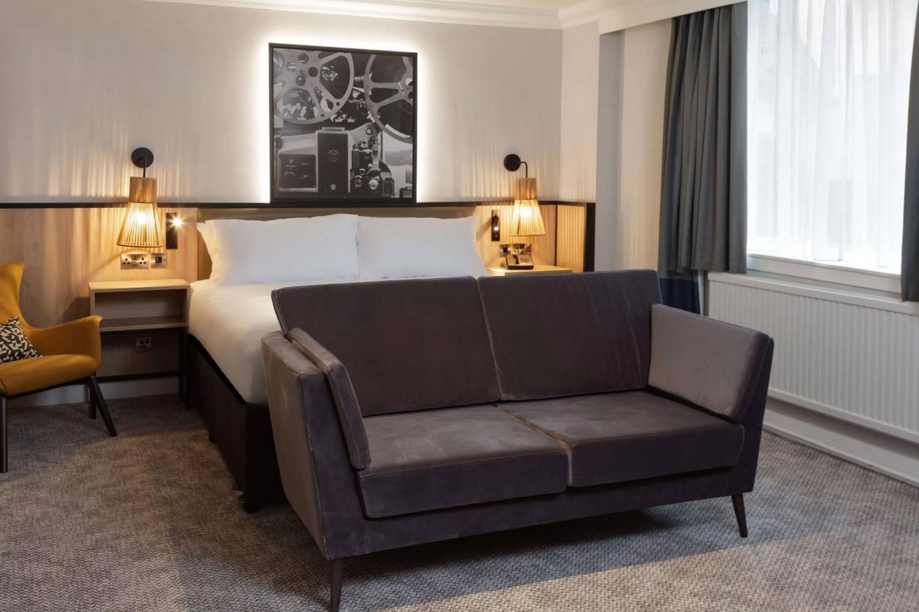 Living room, Bed in DoubleTree by Hilton London Elstree