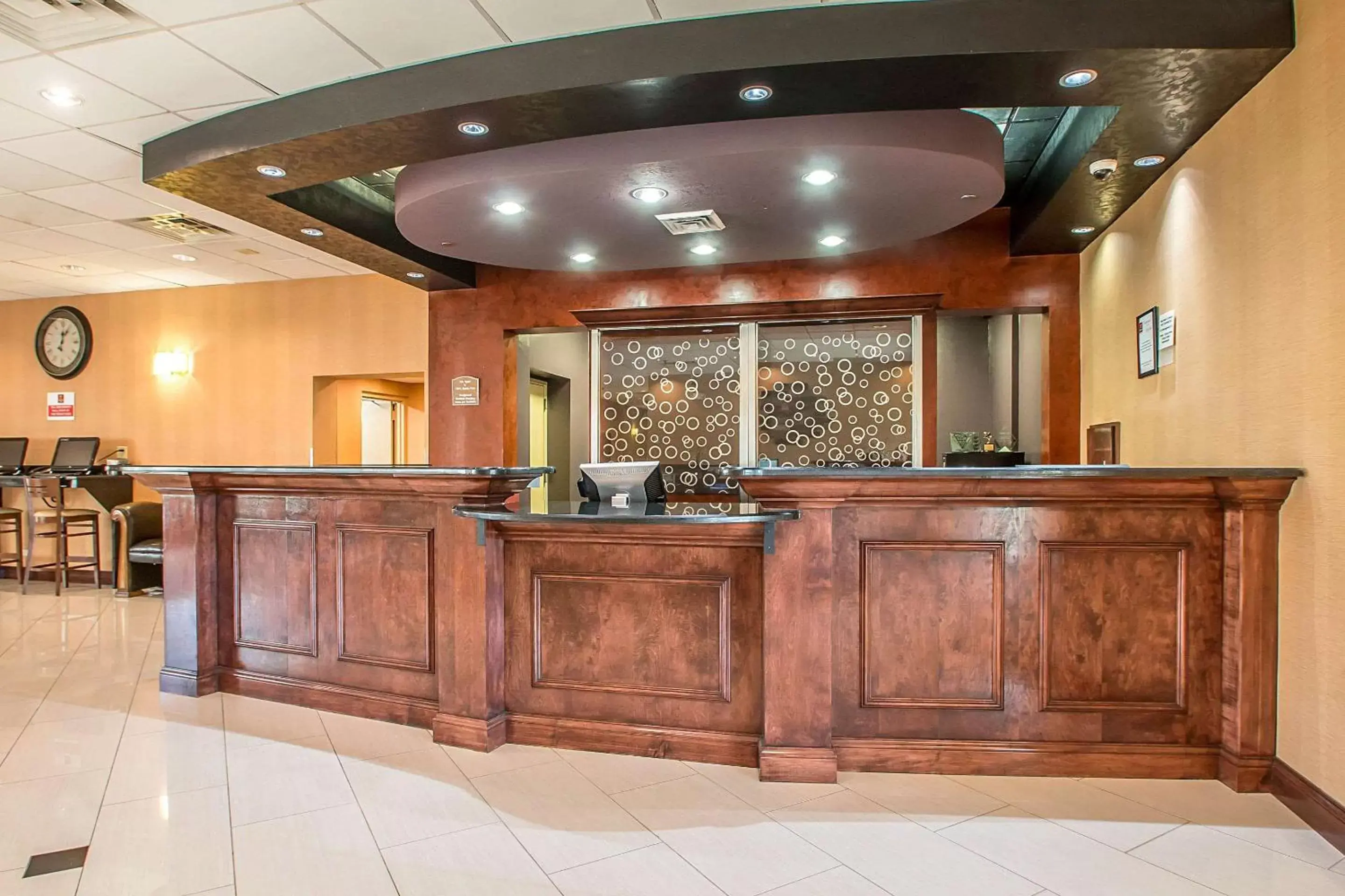 Lobby or reception, Lobby/Reception in Clarion Inn Elmhurst - Oak Brook near I-88 I-290 I-294