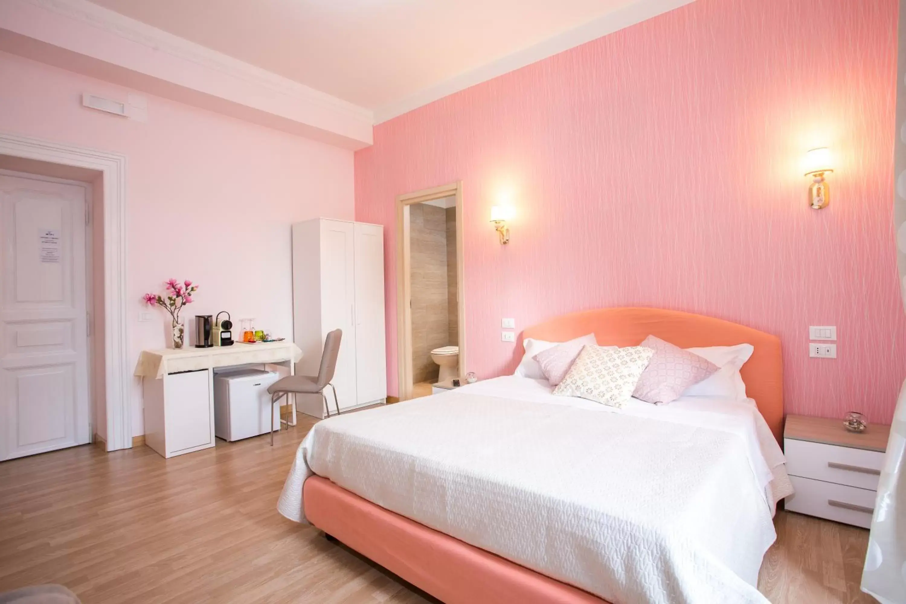 Shower, Bed in BQ House Castello Luxury Rooms