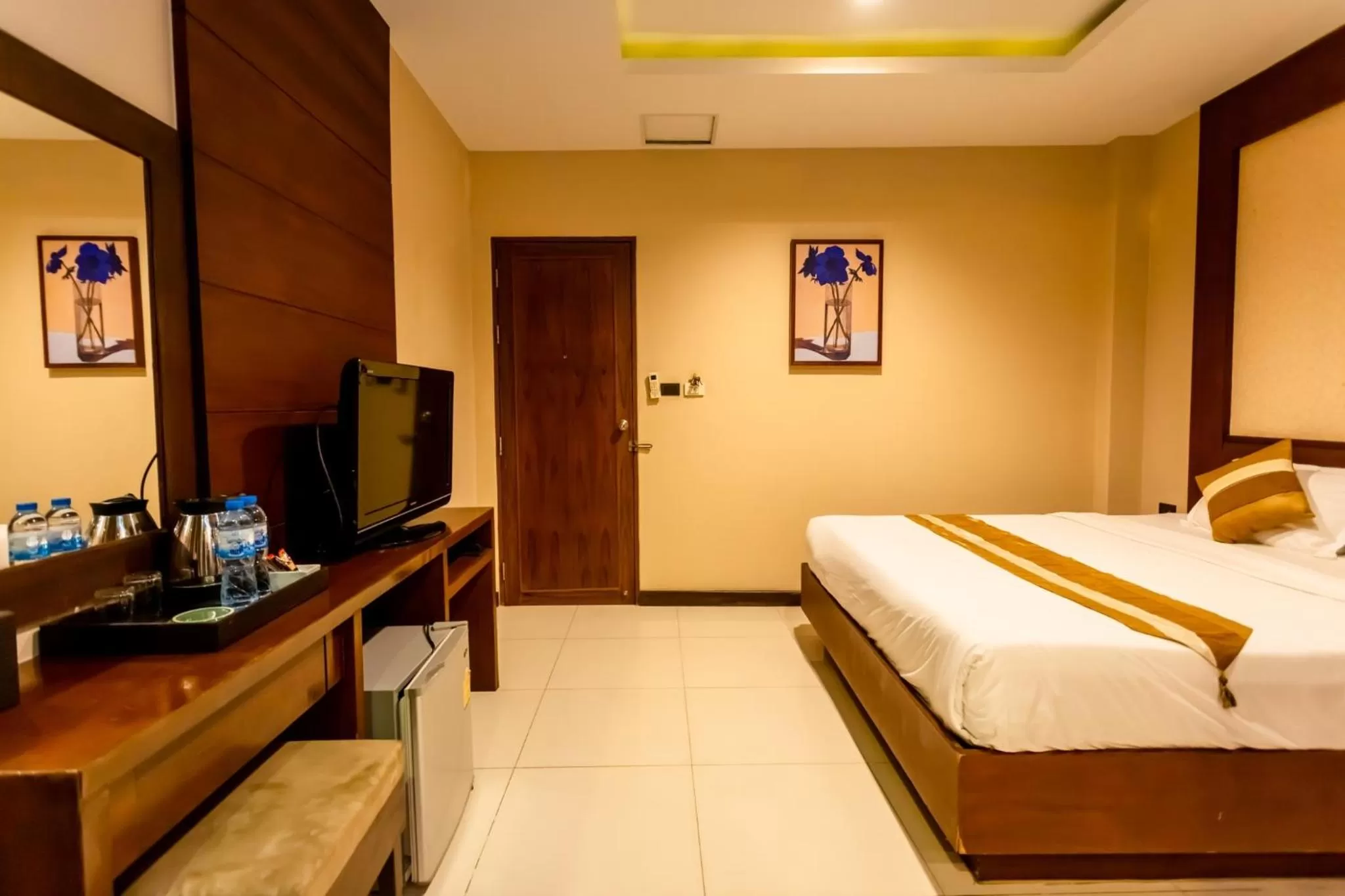 Photo of the whole room, Bed in Honey Inn Pattaya