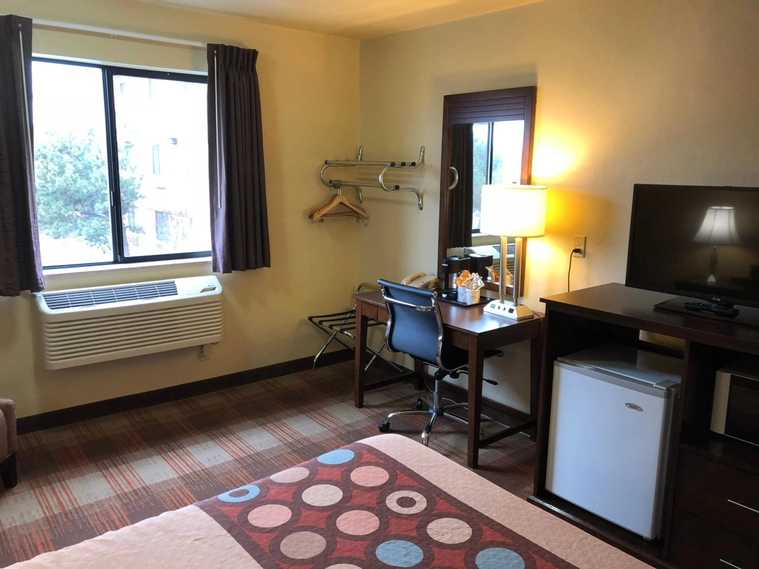 Bedroom, Bed in Super 8 by Wyndham Kennewick