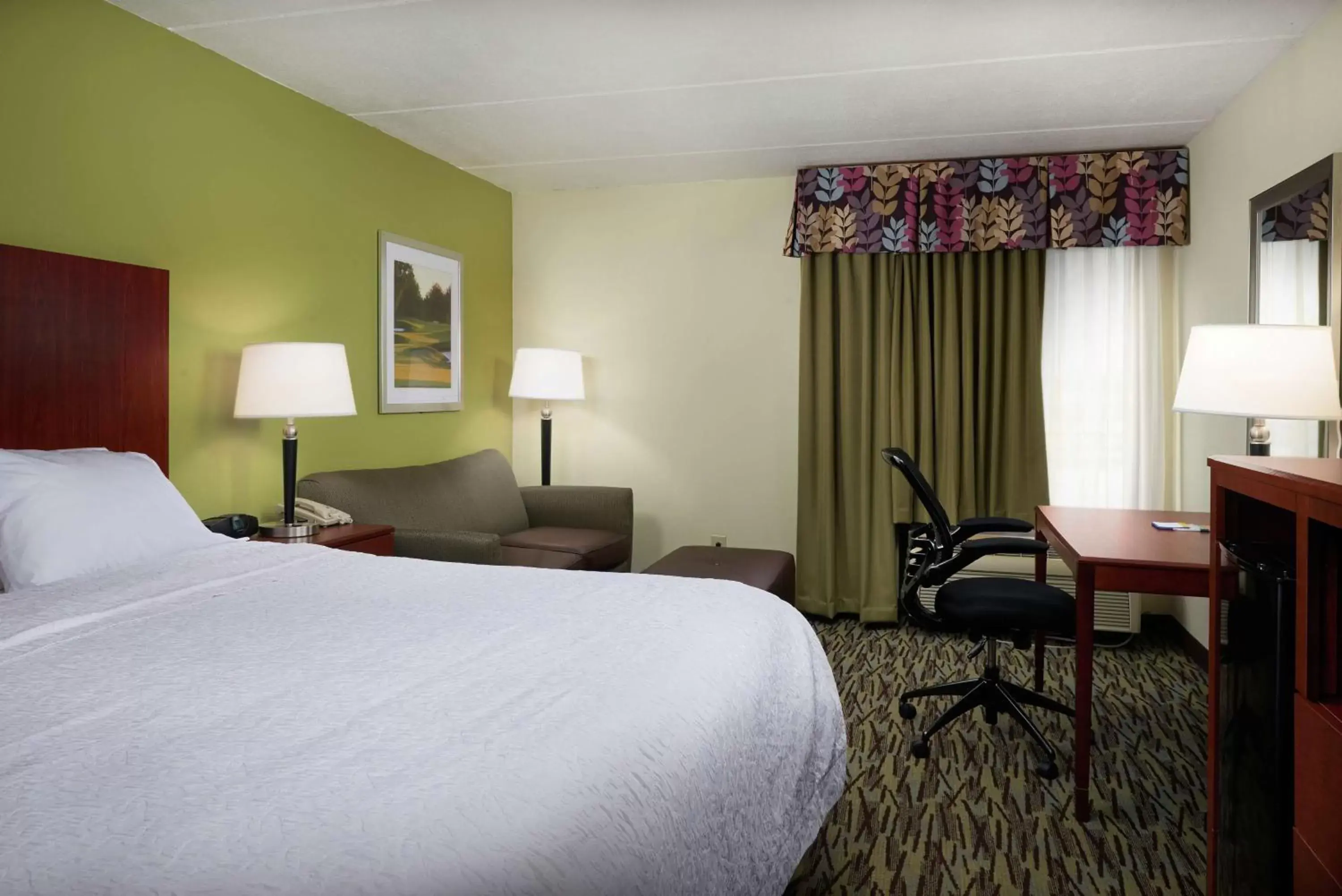 Bedroom, Bed in Hampton Inn Franklin