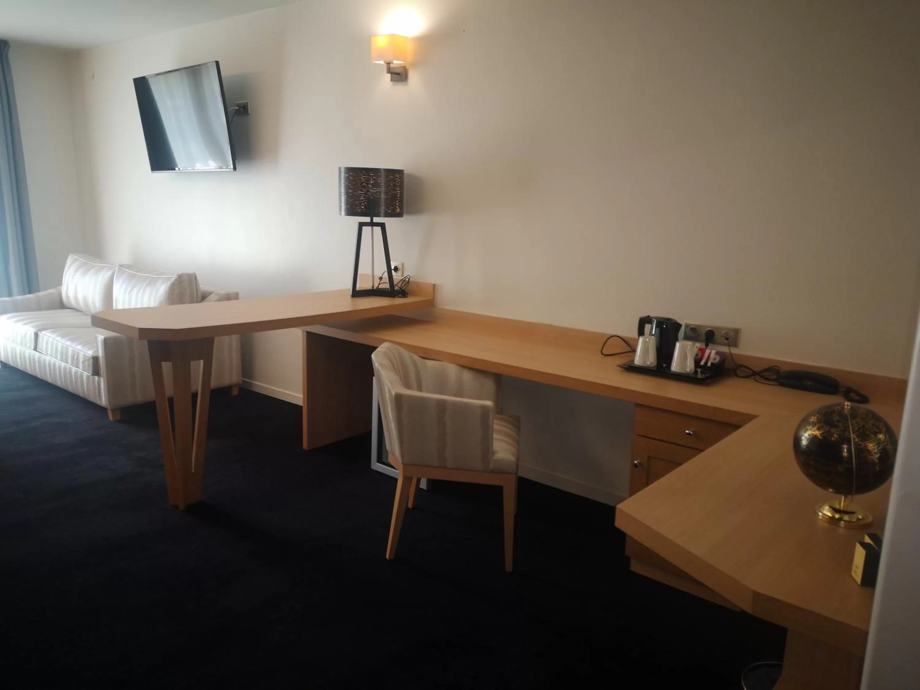 TV and multimedia, TV/Entertainment Center in Les Suites - Konine 4 - Hotel & Bar & Restaurant