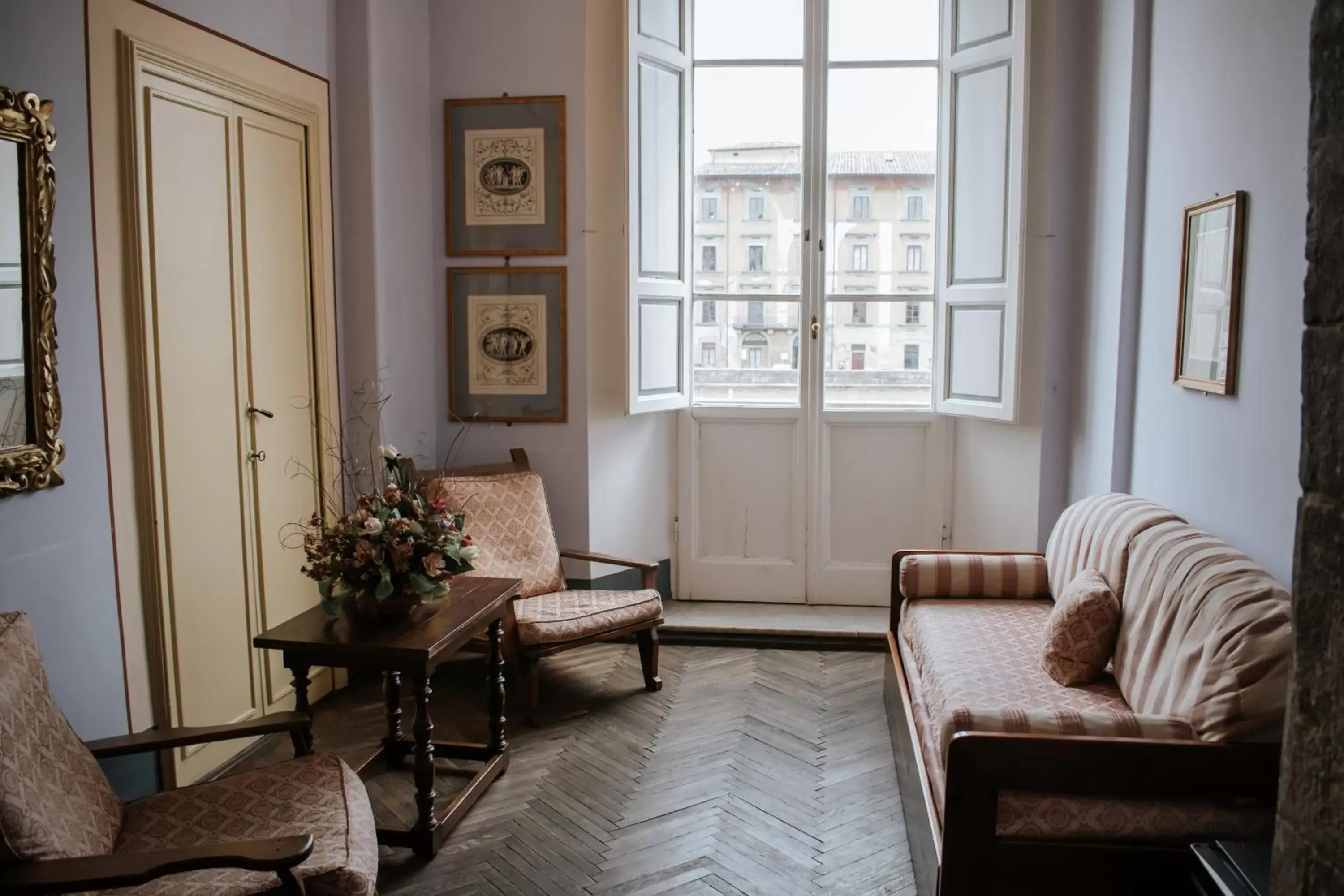 Living room in Royal Victoria Hotel