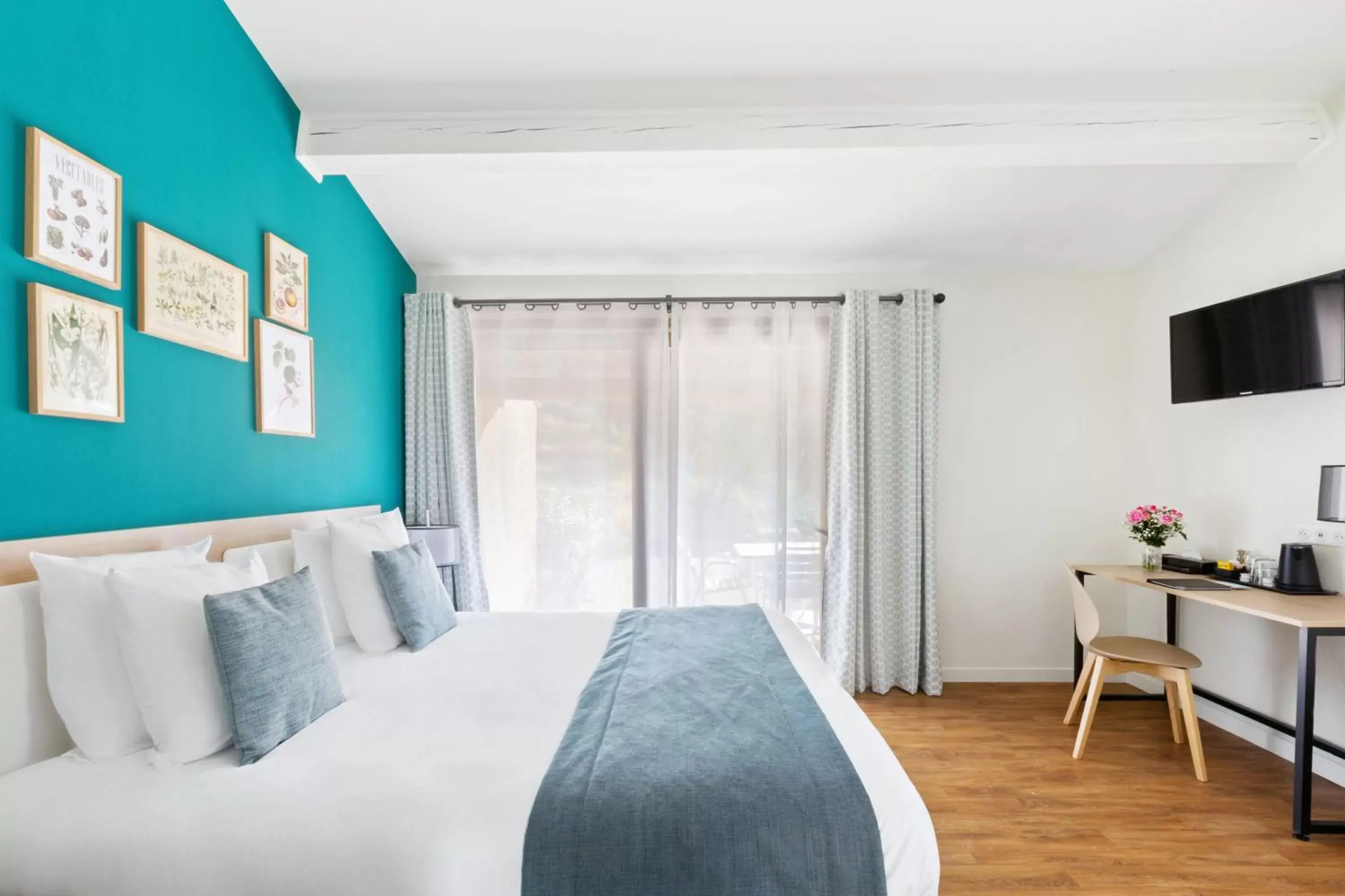 Photo of the whole room, Bed in Best Western Domaine de Roquerousse Photo of the whole room, Bed in Best Western Domaine de Roquerousse