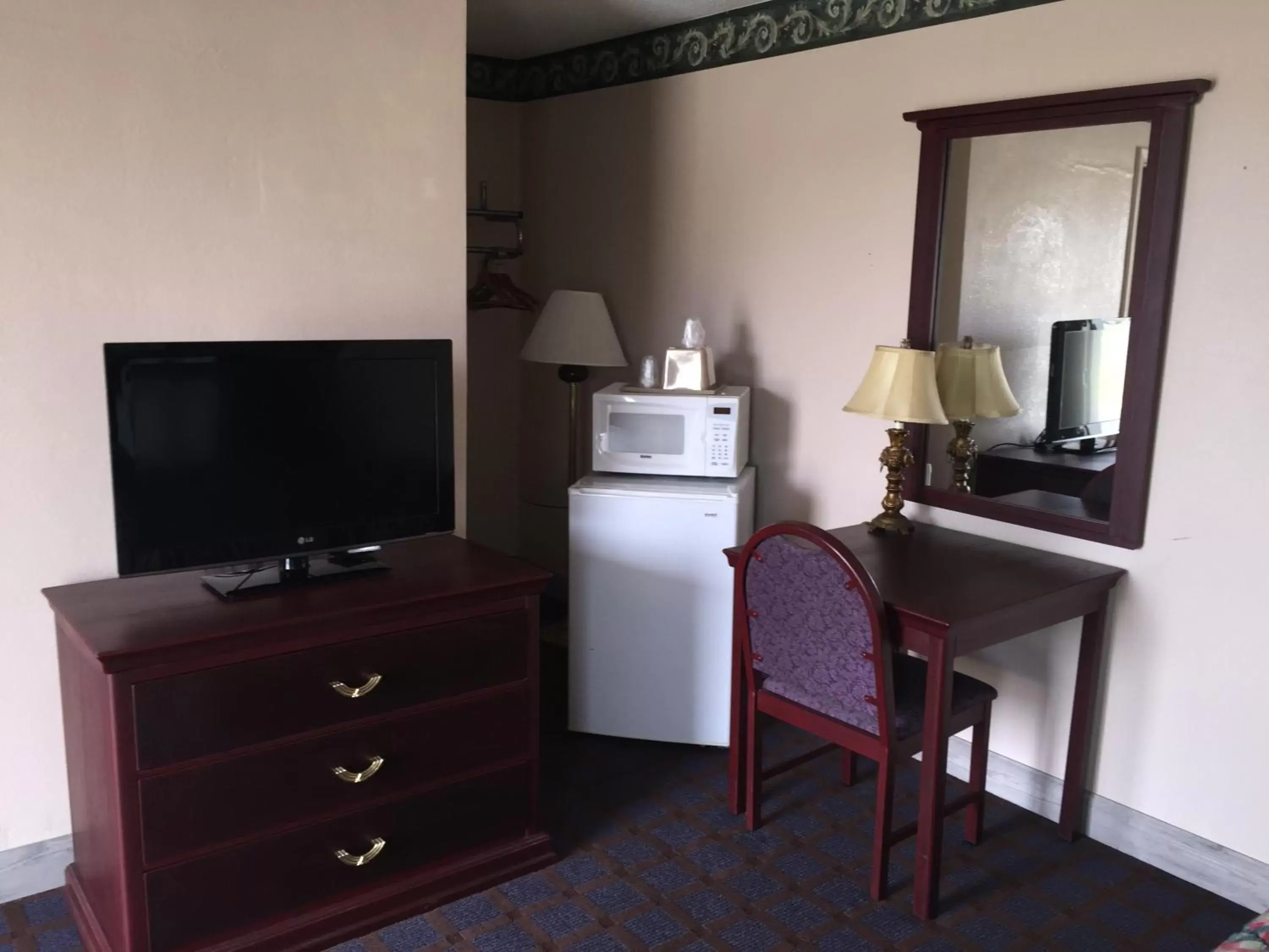 Bedroom, TV/Entertainment Center in Eldon Inn