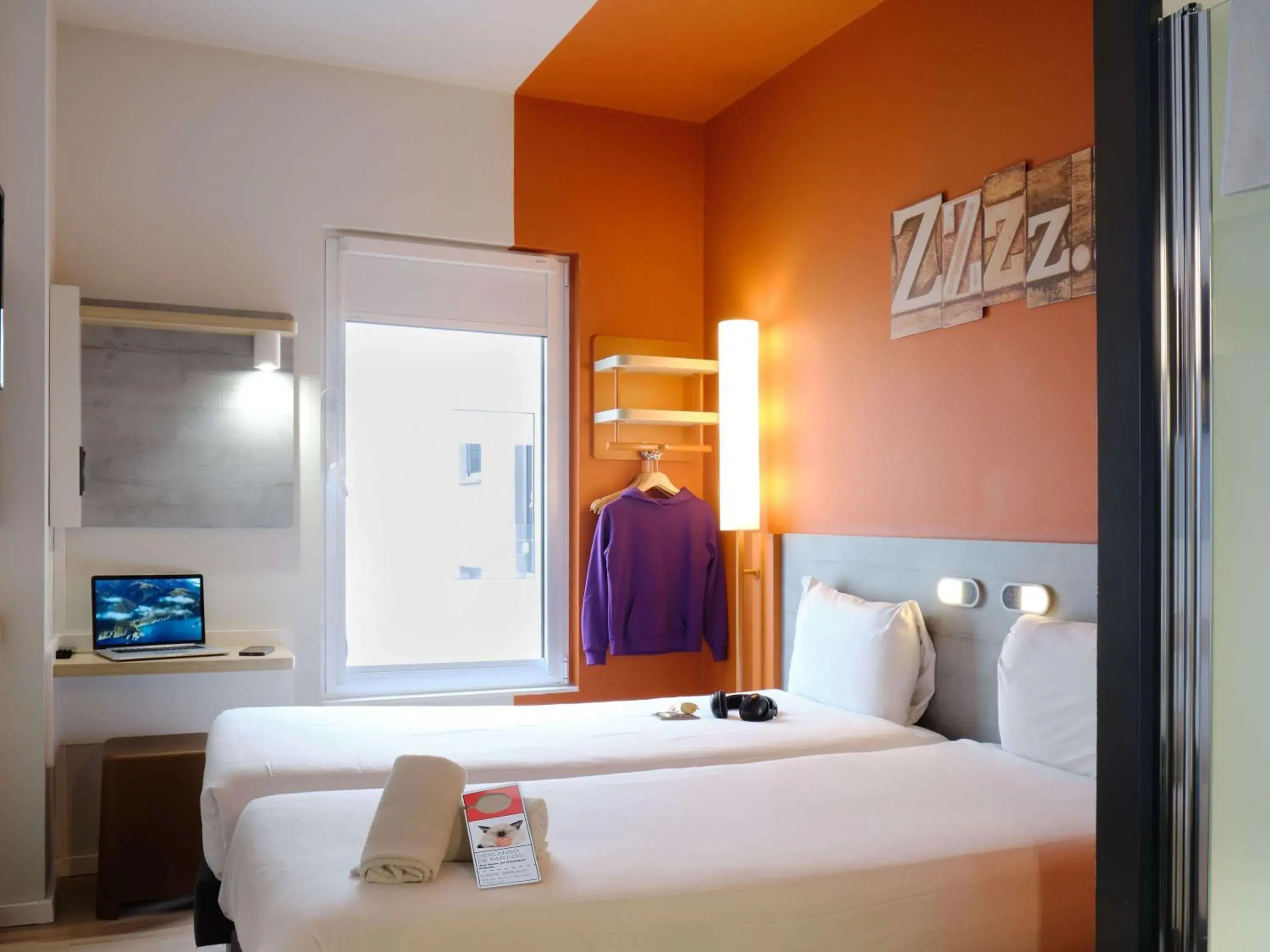 Bedroom in ibis budget Bilbao City