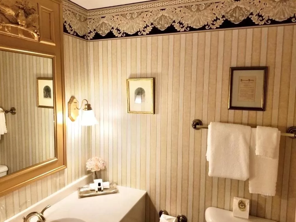 Bedroom, Bathroom in Ballastone Inn