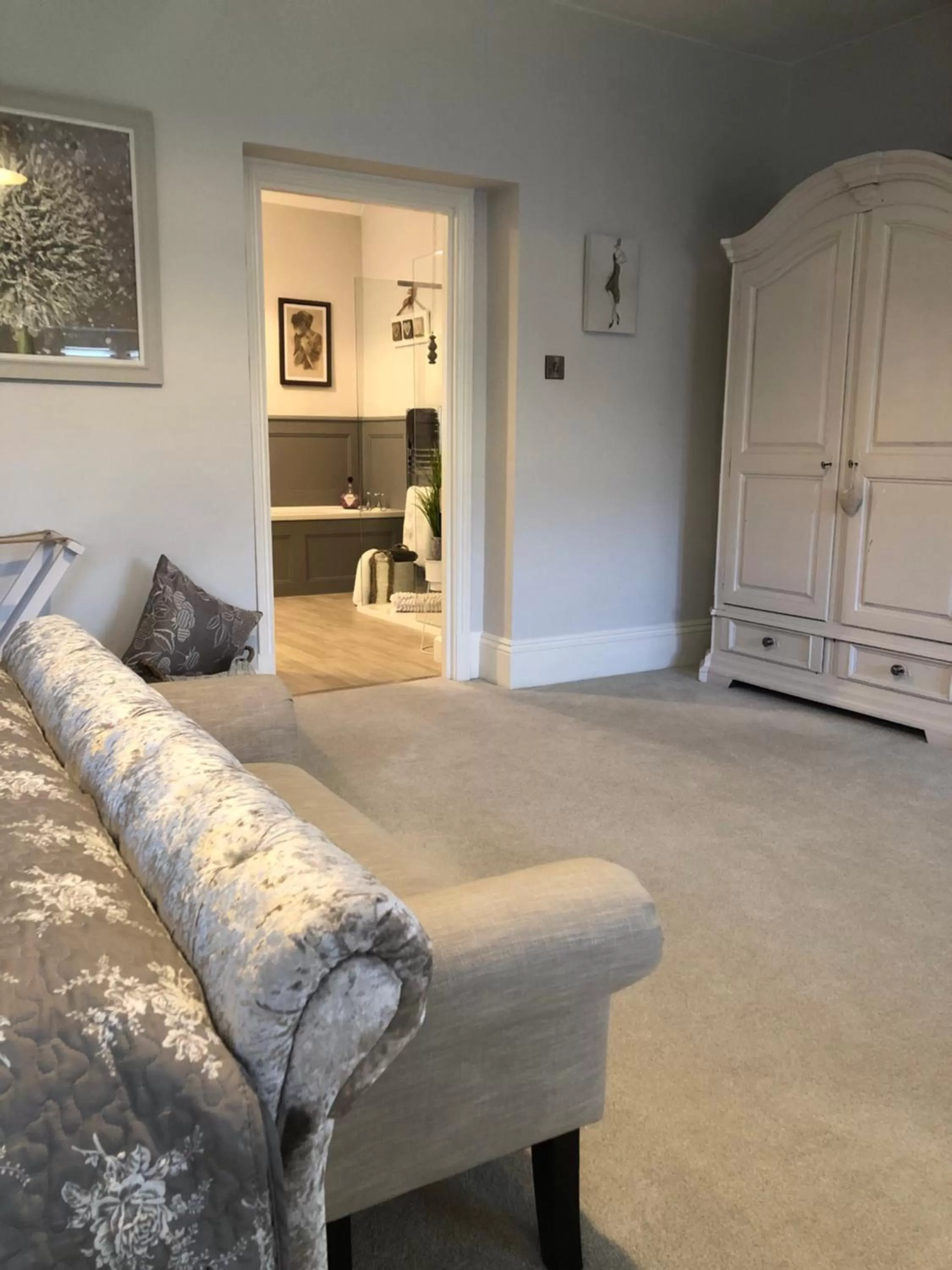 Bed, Seating Area in The Skreen