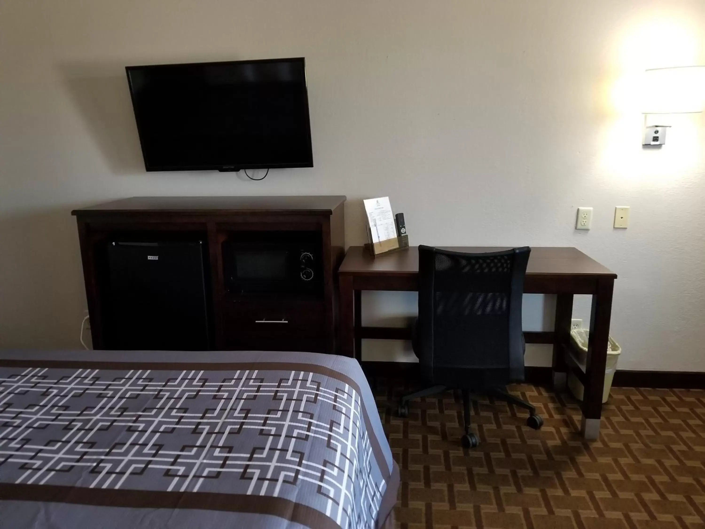 Bedroom, TV/Entertainment Center in SureStay Hotel by Best Western Terrell