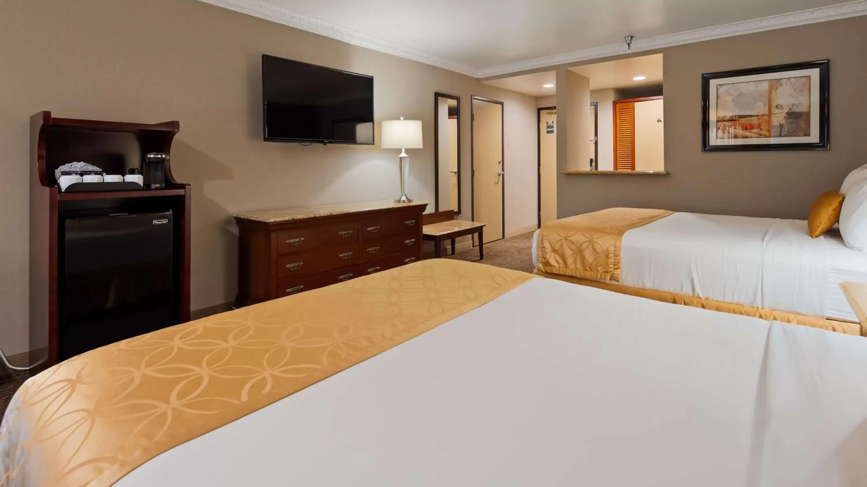 Photo of the whole room, Bed in Best Western Plus Newport Mesa Inn