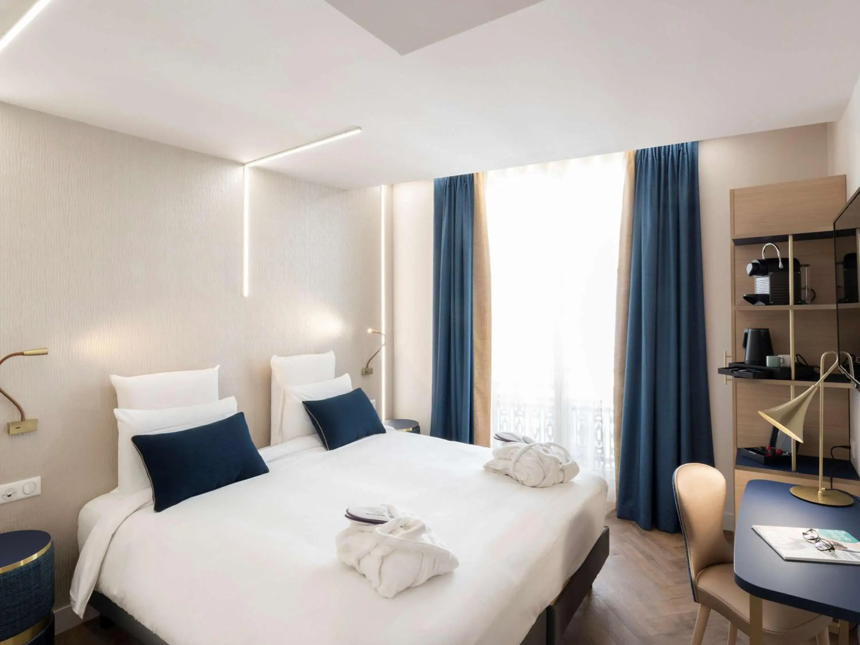 Photo of the whole room, Bed in Mercure Paris Opera Lafayette Photo of the whole room, Bed in Mercure Paris Opera Lafayette