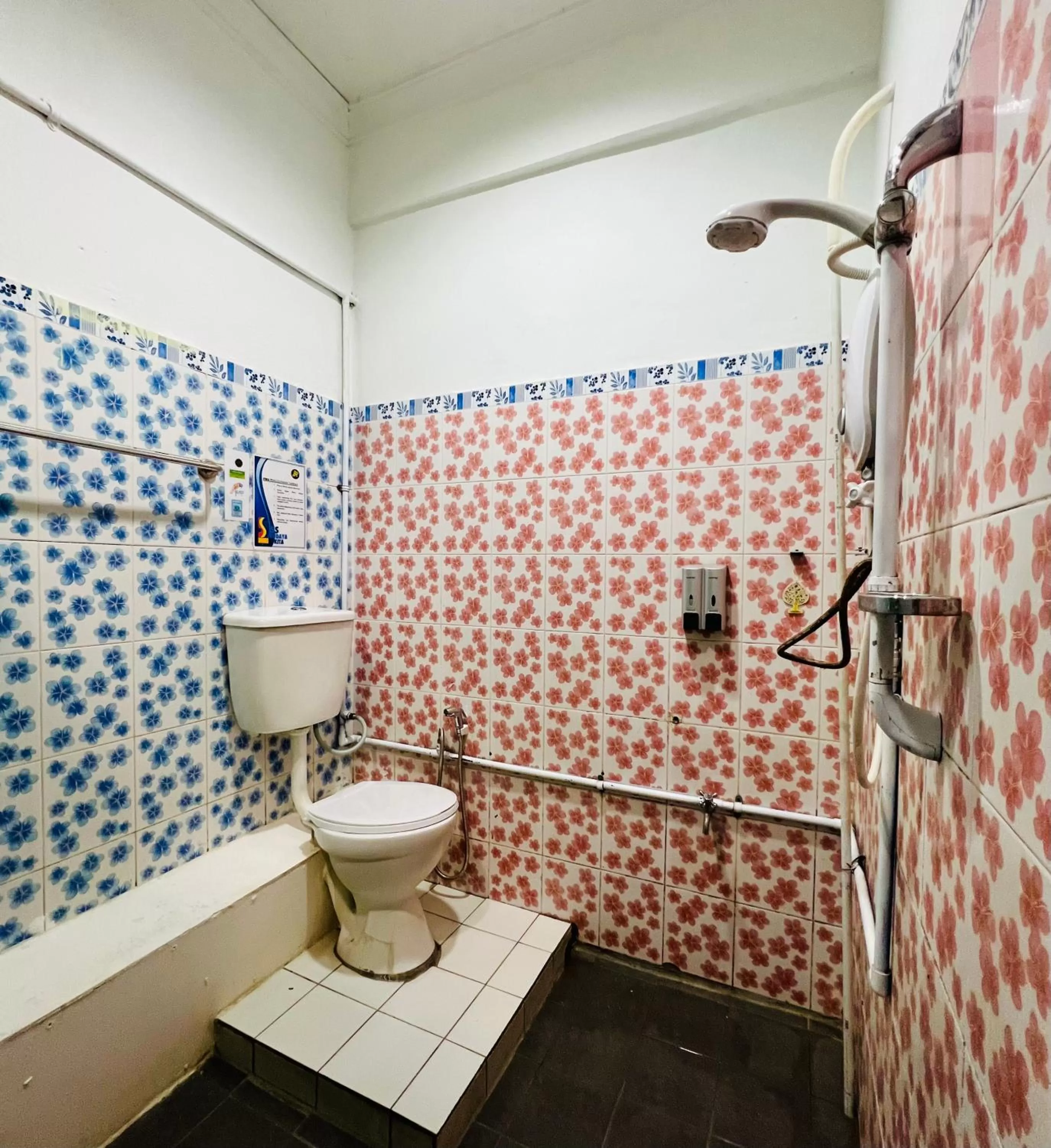 Shower, Bathroom in MJ inn